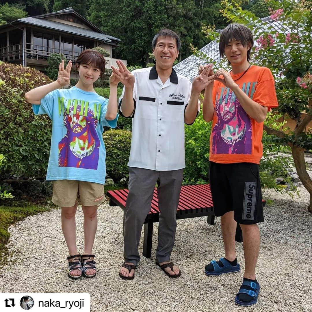 山田裕貴さんのインスタグラム写真 - (山田裕貴Instagram)「ひひおさんが 真ん中におる  ひひおさんが…  真ん中に  ひひおさん @naka_ryoji  あとアカウントの名前と 芸名がややこしいよ ひひおさん  自分はおふたりに関係のある 人間ではないですが おめでとうございます  ひひおさんをありがとうございます  #Repost @naka_ryoji with @use.repost ・・・ みなみちゃん、てつや君  結婚おめでとう。  二人の幸せをずっと祈ってるよ。  写真館、館長より。  素敵なお二人の結婚発表に携わらさせて頂けて、  撮影中、本当に仲睦まじいお二人を間近に拝見させて頂けて、  関わってたスタッフさん達がお二人を心から祝福してる顔を拝見させて頂けて、  たくさんの人達に愛されてるお二人なんだなと感じ、  僕も本当に幸せな気持ちになってました。  幸せな気持ちを与えて下さり本当にありがとうございました。  お二人のあの幸せな笑顔がこれからもずっとずっと続いていきますように。  御結婚おめでとうございます。  末永くお幸せに。  #峯岸みなみ #てつや #東海オンエア #結婚」8月16日 13時00分 - 00_yuki_y