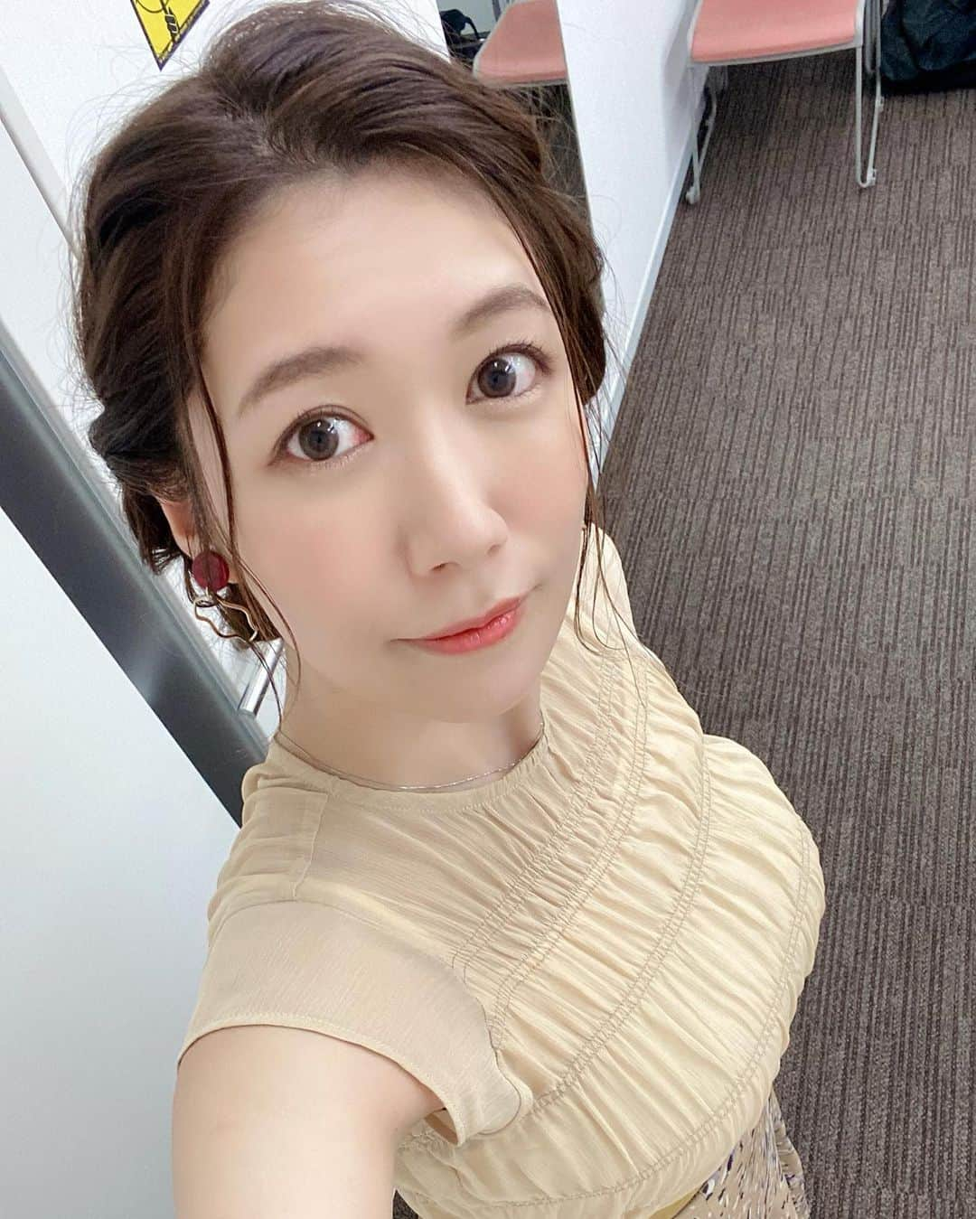 穂川果音さんのインスタグラム写真 - (穂川果音Instagram)「hairstyle  編み込みアップヘアです😊  #hairstyle #hairarrange #アップヘア　#アベプラ　#abematv #アップスタイル　#イヤリング　#earrings   #穂川果音  #気象予報士　#下めアップ  #綺麗めアレンジ 　#まとめ髪　#お天気キャスター #前髪アレンジ　#編み込みアップヘア #編み込みアレンジ」8月16日 13時10分 - hokawakanonn