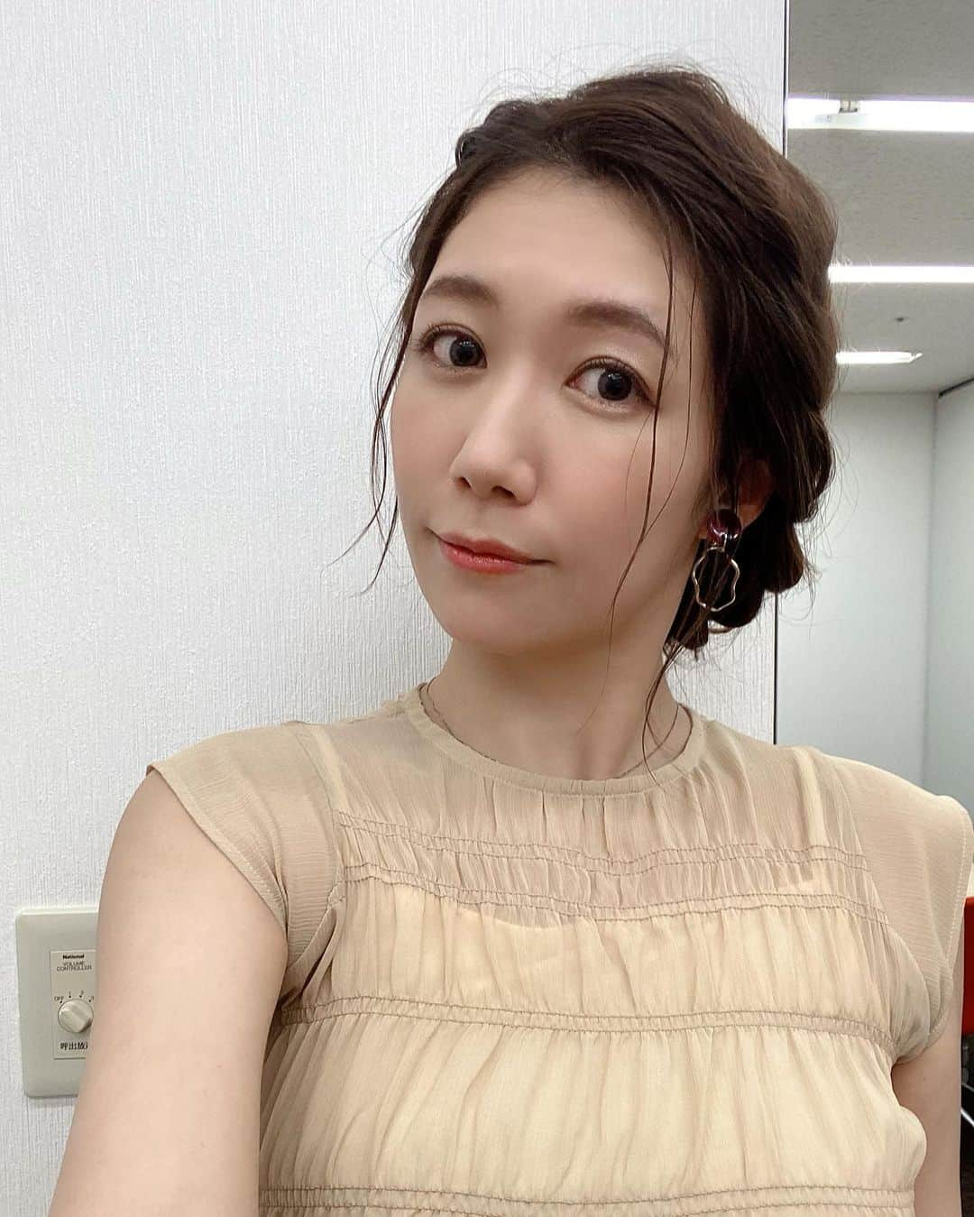 穂川果音さんのインスタグラム写真 - (穂川果音Instagram)「hairstyle  編み込みアップヘアです😊  #hairstyle #hairarrange #アップヘア　#アベプラ　#abematv #アップスタイル　#イヤリング　#earrings   #穂川果音  #気象予報士　#下めアップ  #綺麗めアレンジ 　#まとめ髪　#お天気キャスター #前髪アレンジ　#編み込みアップヘア #編み込みアレンジ」8月16日 13時10分 - hokawakanonn