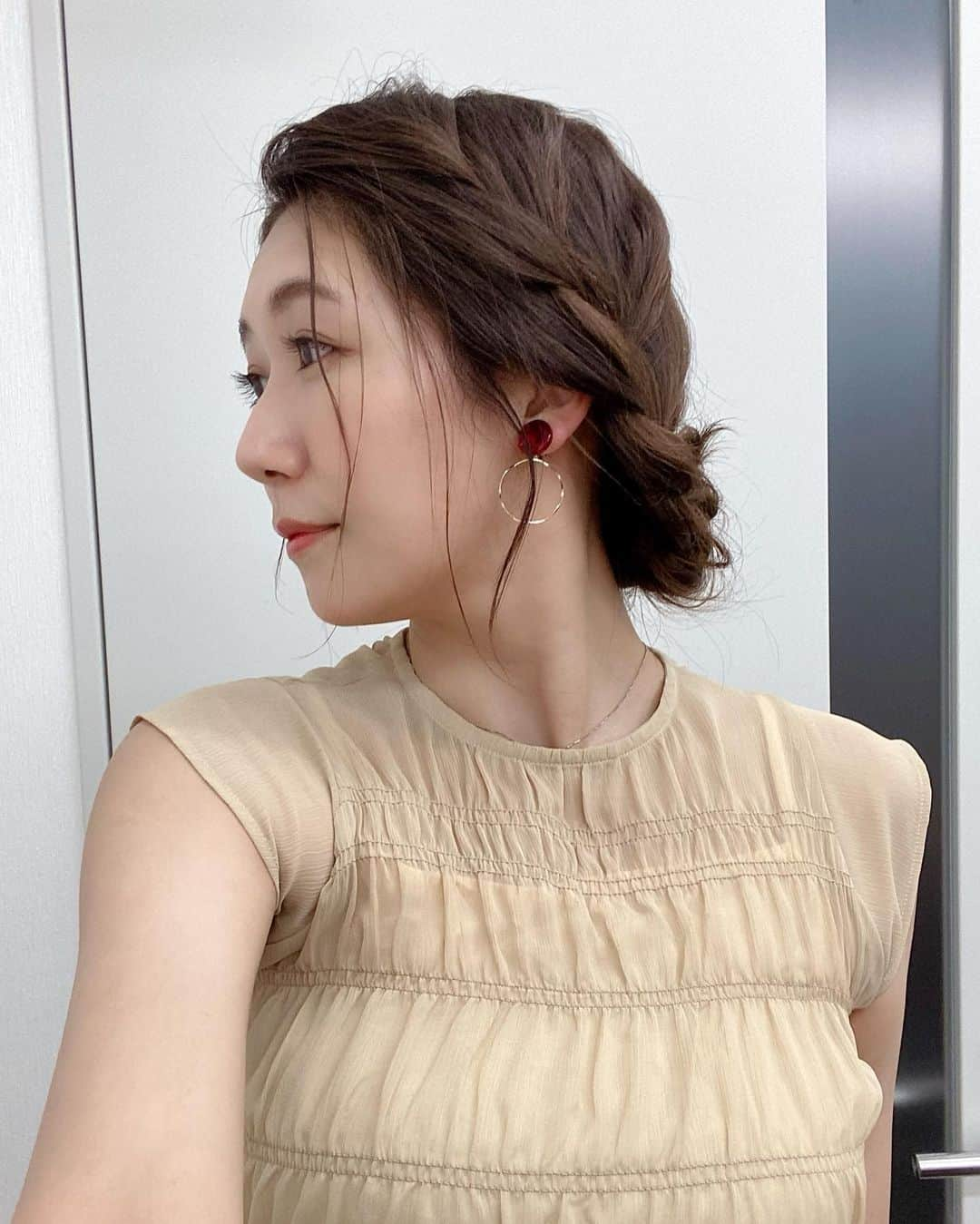 穂川果音さんのインスタグラム写真 - (穂川果音Instagram)「hairstyle  編み込みアップヘアです😊  #hairstyle #hairarrange #アップヘア　#アベプラ　#abematv #アップスタイル　#イヤリング　#earrings   #穂川果音  #気象予報士　#下めアップ  #綺麗めアレンジ 　#まとめ髪　#お天気キャスター #前髪アレンジ　#編み込みアップヘア #編み込みアレンジ」8月16日 13時10分 - hokawakanonn