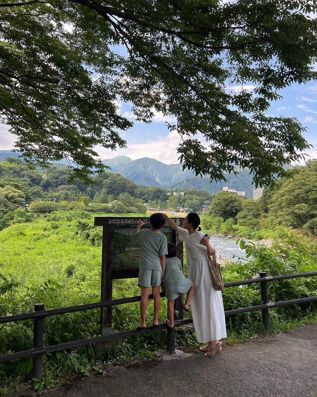 春名亜美さんのインスタグラム写真 - (春名亜美Instagram)「我ながらすごいところで撮影したなと思う📷 テーマは#大自然 🌏  #ワンピース @amail_official @amail_cheers #bag @daiso_official  #sandals @oofos.jp  ・ ・ ・ #amail #リゾートワンピ #リゾートコーデ #oofos #daiso #🌍 #夏休み #夏休み旅行 #みなかみ #みなかみ町 #ママコーデ #ママコーディネート」8月16日 13時41分 - amiharunaami