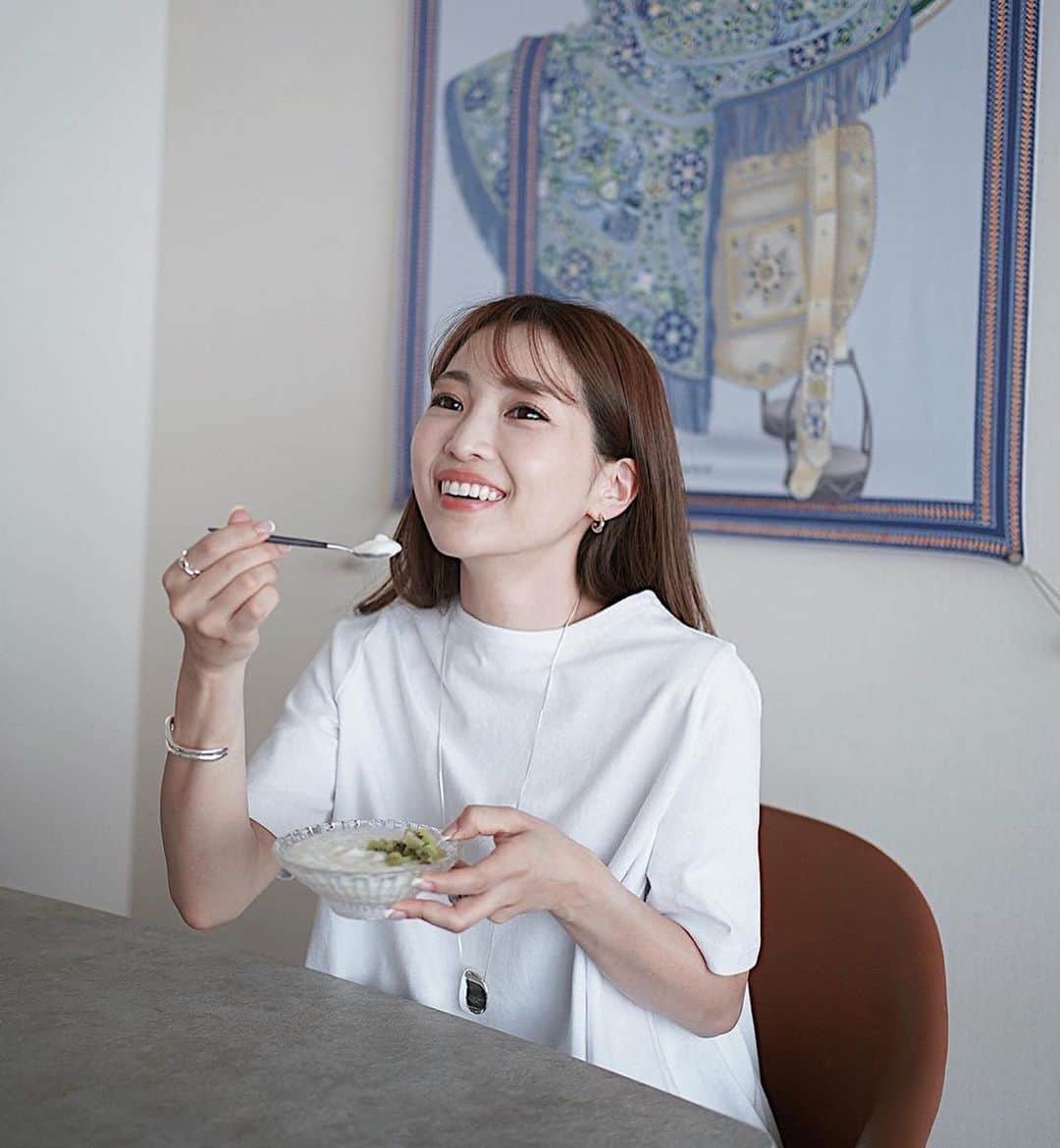 喜田彩子さんのインスタグラム写真 - (喜田彩子Instagram)「＼私の朝ご飯事情🥣✨／ ⁡ ⁡ ここ半年くらい？ 毎朝食べているフルーツ＆ヨーグルト ⁡ 最近よく食べる果物は梨🍏スイカ🍉桃🍑キウイ🥝 出来るだけ旬のものを♡♡ ⁡ ⁡ ヨーグルトのお気に入りは「BifiXヨーグルト」 ほんのり甘くて脂肪ゼロ０❗️ ヨーグルトの脂肪が気になる方もこれなら安心でお勧めだよっ✨ ⁡ ⁡ 生きて腸まで届きおなかで増えるビフィズス菌BifiXと 善玉菌のエサとなる 100％野菜由来の水溶性食物繊維イヌリンが配合！ ⁡ そして❗️そして‼️ 最近注目されている タンサ（短鎖）脂肪酸産生力の高いヨーグルトだよ🥣 ⁡ 8/29までファミリーマートでいつもよりお得に購入できるので 寄ったら購入してみて〜🫶🏻✨ ⁡ 一緒に腸活しましょん𓂃❁ ”タンサ脂肪酸”に興味を持った方は WEBで「タンサ脂肪酸」で検索してみてね！ ⁡ ⁡ #BifiXヨーグルト #ビフィックス #ビフィズス菌 #腸活 #健康食 #美活 #タンサ脂肪酸 #タンサでカラダ軽やかに＃食物繊維 #Glico_PR ⁡」8月16日 14時16分 - ayacokida