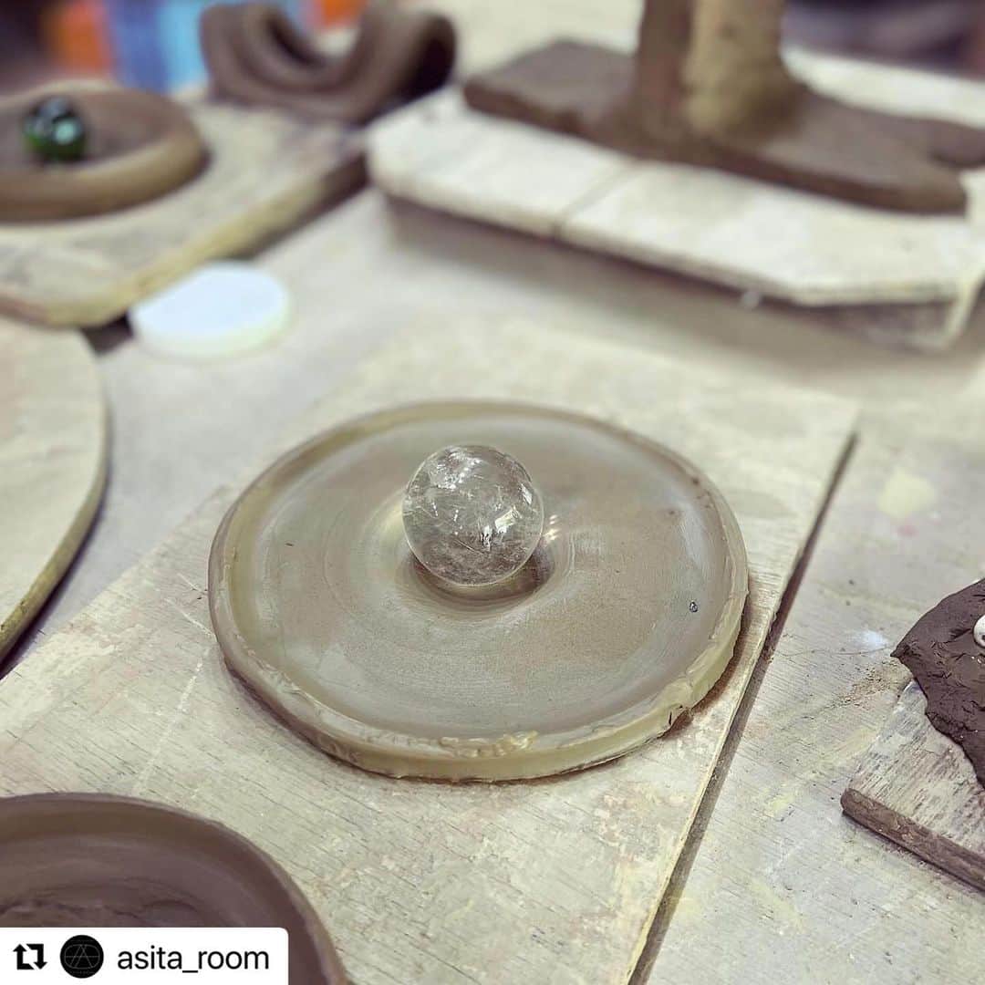 窪塚洋介さんのインスタグラム写真 - (窪塚洋介Instagram)「#Repost @asita_room  昨日は丹文窯にて窪塚洋介さんの作陶に立ち会いました。大西雅文さんに特別にサポート頂き、轆轤を使ったオブジェや器はもちろん、化石や水晶を“異物魂入”⁉︎した唯一無二の作品が出来ます！ これらは今年11月ASITA_ROOMの個展にて展示発表されます。 少し先ですがぜひ窪塚さんの新しい挑戦をご覧ください。 次回は9月、登り窯での焼成をリポートするのが今から楽しみです。  それにしても楽しそうな窪塚さんでした^ - ^  #窪塚洋介  #作陶  #asita_room  #アシタノシカク  #丹文窯」8月16日 15時52分 - yosuke_kubozuka