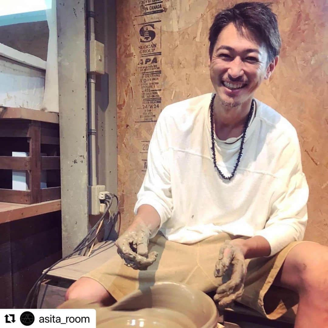 窪塚洋介さんのインスタグラム写真 - (窪塚洋介Instagram)「#Repost @asita_room  昨日は丹文窯にて窪塚洋介さんの作陶に立ち会いました。大西雅文さんに特別にサポート頂き、轆轤を使ったオブジェや器はもちろん、化石や水晶を“異物魂入”⁉︎した唯一無二の作品が出来ます！ これらは今年11月ASITA_ROOMの個展にて展示発表されます。 少し先ですがぜひ窪塚さんの新しい挑戦をご覧ください。 次回は9月、登り窯での焼成をリポートするのが今から楽しみです。  それにしても楽しそうな窪塚さんでした^ - ^  #窪塚洋介  #作陶  #asita_room  #アシタノシカク  #丹文窯」8月16日 15時52分 - yosuke_kubozuka