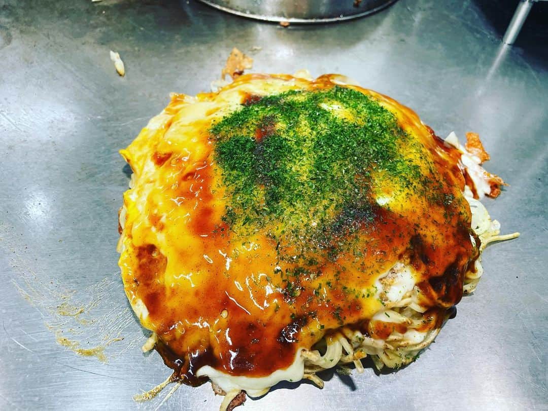 大隅智子さんのインスタグラム写真 - (大隅智子Instagram)「お好み焼きは鉄板で食べるのが一番です！ 広島滞在中、3回行きました！ 美味しいお店をいつも教えてくれるのは、ヨガ友達のマナさんです。 ビールとお好み焼きは最高じゃね！ #広島 #お好み焼き #ビール　 #鉄板」8月16日 16時14分 - tomokotenki