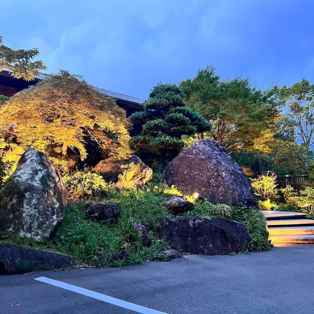 駒田奈美さんのインスタグラム写真 - (駒田奈美Instagram)「・ ・ ・ 『ステーキを』 ・ ・ 強羅での夜は @itoh_dining_by_nobu さんで美味しいステーキを… ・ ・ モダンな空間で 季節を感じる食材を使ったお料理をいただいてきました ・ ・ サーロインとフィレのコース ・ ・ 子供達も美味しい！と喜んでました✨ ・ ・ ・ #駒田奈美#モデル#アラフィフ#美魔女#強羅#ステーキ#鉄板焼き#お食事#ワイン#子供#モダン#喜ぶ」8月16日 16時35分 - nami.komada