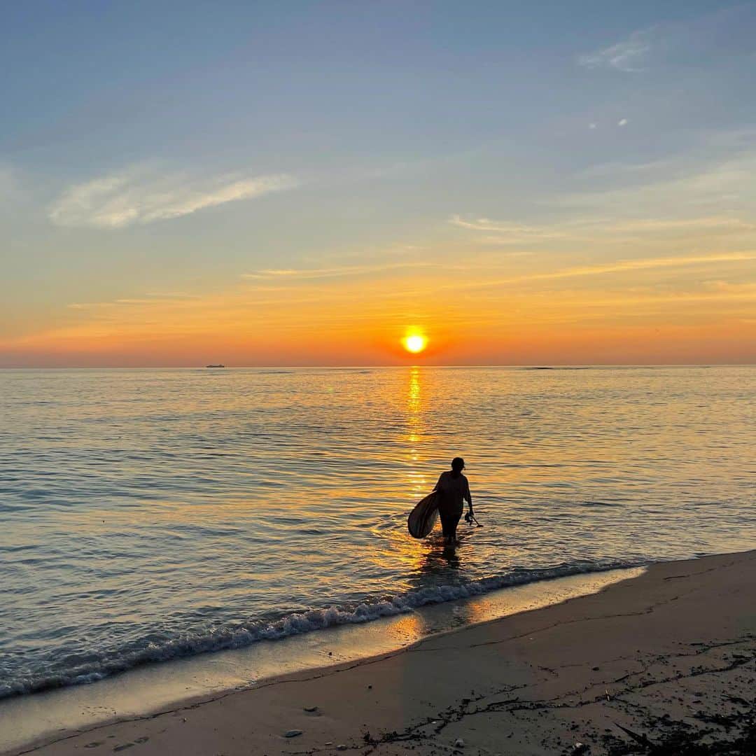 田中律子さんのインスタグラム写真 - (田中律子Instagram)「とろんとろんの海と、太陽と、私🌞✨🌤🏄‍♀️✨🌞  サンセットタイムにサップで海散歩🏖🏄‍♀️  最幸な贅沢☺️ 海に感謝✨ 大自然に感謝✨  海で遊んだ後は、ワンハンドビーチクリーン、プラゴミが流れてたら、持って帰ろう✨  #okinawa #okinawalife  #beachlife  #海のある生活  #sunset #sup  #とろんとろん #ワンハンドビーチクリーン  #beachcleanup」8月16日 17時02分 - ri2kotanaka