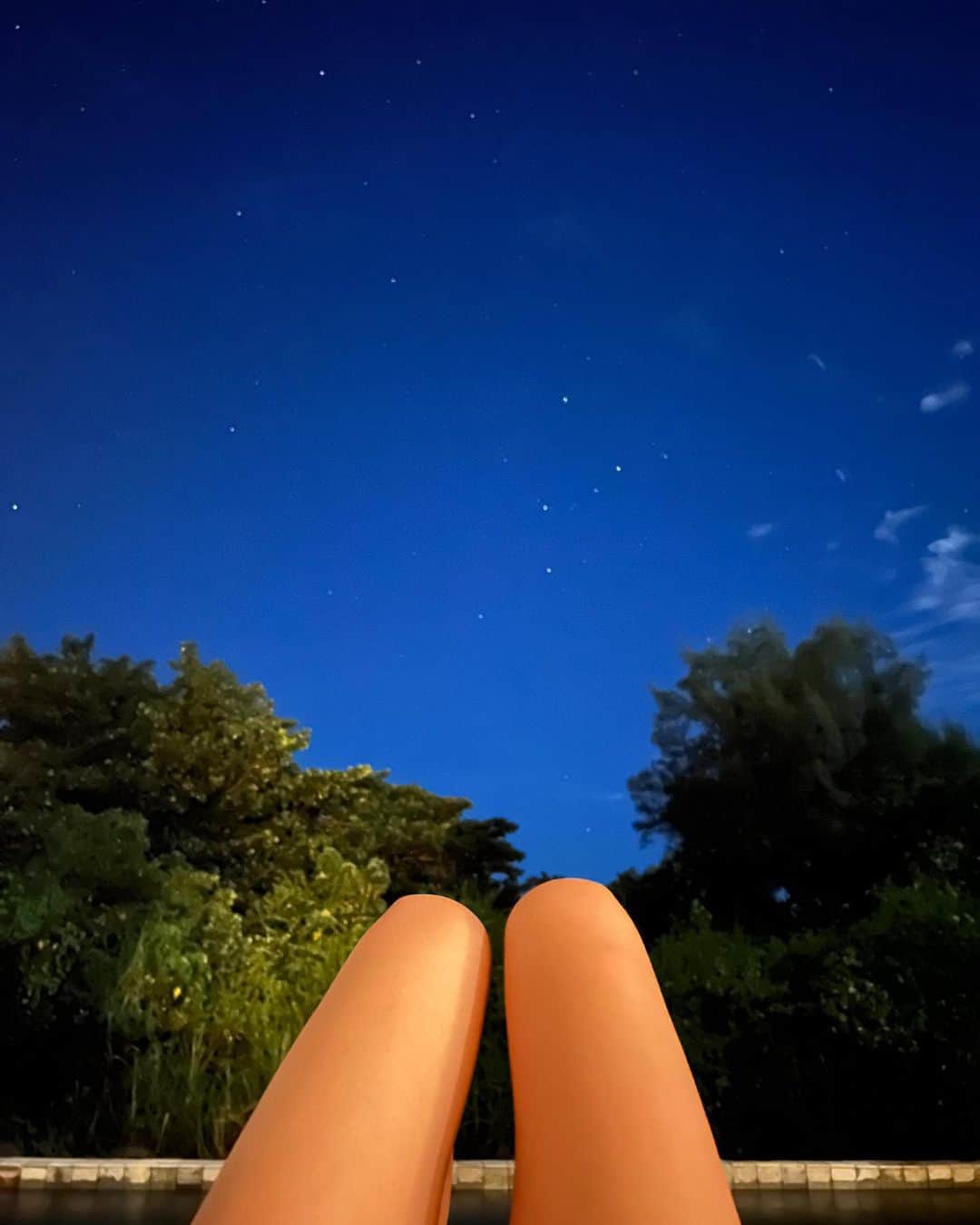 ayu kagawaさんのインスタグラム写真 - (ayu kagawaInstagram)「super moon🌝✨ パワーもらった🫶  満点の星空を見ながらテラスでうたた寝が最高に気持ち良かった😴💫💙  #supermoon」8月16日 17時38分 - ayuyunyun