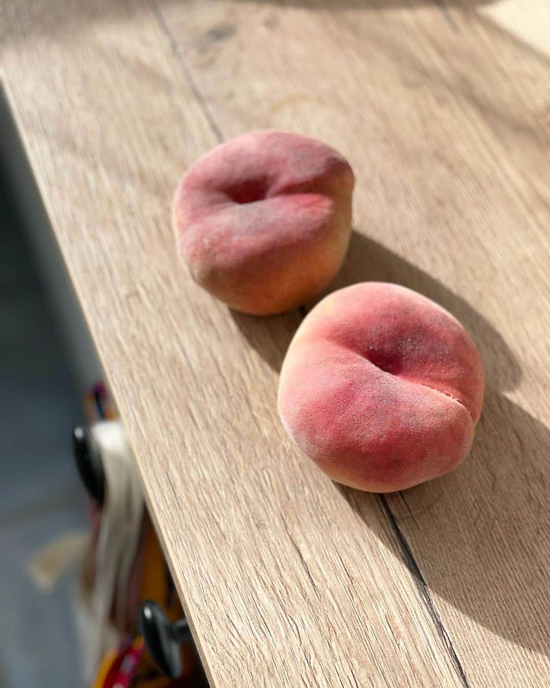 猫沢エミさんのインスタグラム写真 - (猫沢エミInstagram)「フランスの果物たちがMAXバリエーション豊富になる夏の終わり。  今日はペッシュ・プラット（平べったい白桃。私は平桃と呼んでいるけれど、日本語では蟠桃-ばんとう、と言うみたい）がすこぶる美味しそうだった。出始めは小ぶりな平桃も、ピークを迎えると、日本の桃と大差ない大きさになる。その頃がベストの食べ時。  日本の白桃より水分は少ないけれど、とても甘くて、旨味が凝縮している。多少青かったり硬めでも、口にしてみるとしっかり熟していて、ほどよく形のある口当たりが、日本のとろけるような桃とはまた別の味わい。  皮を剥いて、櫛形に切り分けながら種から外して、ざっとレモン汁をからませたらお皿へ盛って、真ん中にブッラータ。塩、あれば白胡椒、オリーブオイルにバジルの葉をまとわせたら出来上がり。冷えたロゼと一緒に召し上がれ。  軽く、昇天👼✨  実は昨日、渡仏から半年記念日だった。イオちゃんの原稿の大事なシーンを書いていた。お盆だわ、イオ本執筆期だわ、半年だわで、相変わらずイオちゃんのプロデュースっぷりがすごくてウケる🤣　そしてますます彼女の命が、私の中で光を増していると感じる。  意識したわけじゃなく、ここしばらく手に取る食材が、みんなピンクでかわいいのも、娘たちのリクエストなんだろうか。  それにしてもだな。先日もモノプリの青果コーナーで、思わずため息をついた。「今食べねばならんものが多すぎる😫」と。うかうかしてたらもうミラベルも登場。私はその手前のプラムやら杏をどうにかして一度でもタルトに……と、完全に遅れをとっている。  #猫沢飯　#ねこしき　#猫パリ　#猫沢エミのインターナショナル五十路ライフシフト  #猫沢エミリーパリへ行く　#イオちゃんフォーエバー」8月16日 18時34分 - necozawaemi