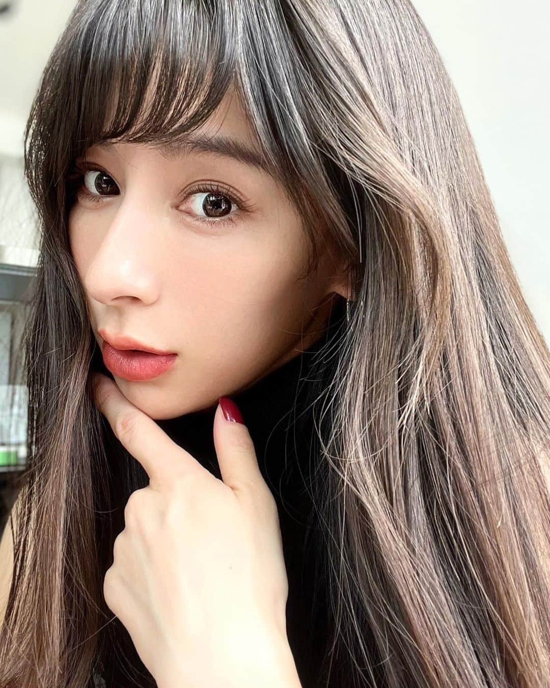 瀬戸晴加さんのインスタグラム写真 - (瀬戸晴加Instagram)「大好きなキュレルさんからリップケアシリーズをいただいたのでご紹介します☺️🤍 マスク生活の中で、つけていると蒸気で潤った気になる→外した瞬間乾燥するというのを繰り返している今日この頃・・そんな中、キュレルリップを使い始めました！  このキュレルリップケアシリーズは唇の荒れ・ひび割れを防ぐ（消炎剤配合）。そしてセラミドケア*で潤い続く&潤いを密封する処方で敏感肌でも使える。😭✨  スティックタイプのキュレル リップケアクリーム 【医薬部外品】は塗りやすくてベタつかずマットな質感なので、日中のケアにピッタリなアイテム。夜用のキュレル リップケア バーム 【医薬部外品】はとにかく濃厚で、寝る前のひとぬりで翌朝までしっかり密着してくれます🥺✨  日中はベタつかないスティック・夜はしっとり濃密感のあるバームの２種類のラインナップなのが心強い😭🤝🤍 ゴルフで紫外線を浴びることが多く、ひび割れたり皮剥けすることが多いので、ちゃんと唇の荒れを防ぎたい！  今Twitterで「キュレル#ほしかったのはこの感触」キャンペーンを実施しているので気になる方はチェックしてみてください🙌🏻  @curel_official_jp   #キュレル#リップケアクリーム#リップケアバーム#ほしかったのはこの感触 ＊セラミドの働きを補い、潤いを与える 販売名 : ＣｕｒéｌリップケアＡ」8月16日 19時01分 - setoharu1030