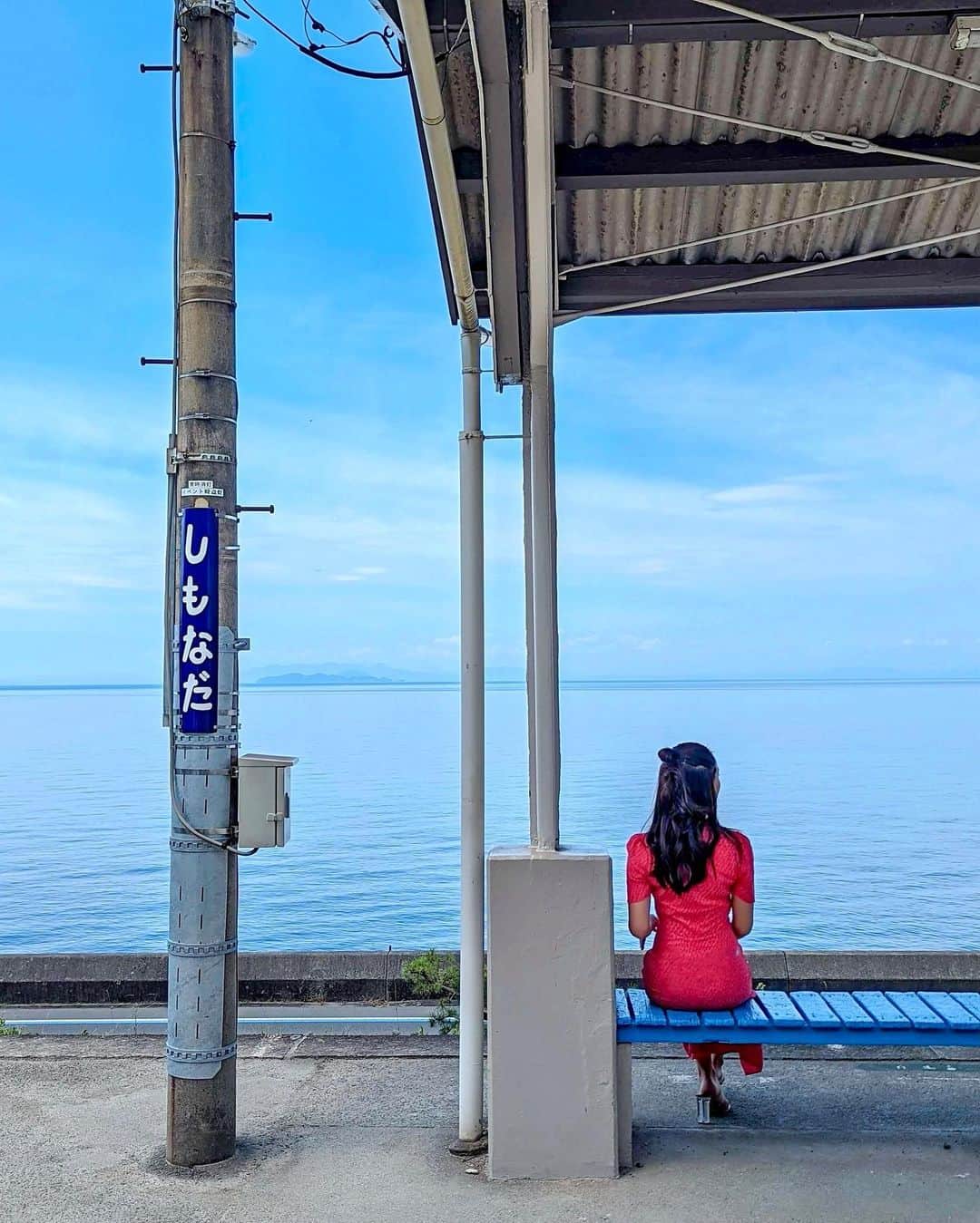 石井里奈さんのインスタグラム写真 - (石井里奈Instagram)「今回の四国旅で行ってよかったベスト2の下灘駅🚉✨ ほんっっとうに綺麗な駅で、天候にも恵まれて、海と空の青が一面に広がる見晴らしに感動❣️ ドラマのHEROなどロケ地としても有名なのだとか🤭 . この撮影スポットは人気なので並んで写真を撮るのですが、私の番の時に運良く数本しか通らない電車が✨🚃電車もとっても可愛くて見れて良かったです♥️ . ワンピースは @whistles_shinjuku 👗キャサリン妃御用達のロンドンのブランド✨新宿高島屋に唯一店舗があるの🫶 試着したら本当にシルエットが綺麗でエレガントで大好きなブランドに🫶今セールもやってたので是非チェックしてみてね！ . #下灘駅 #愛媛 #愛媛観光 #ehime #タビジョ #whistles #london #uk #新宿高島屋 #インスタ映えスポット #ドラマロケ地」8月16日 19時23分 - ri7tin1025