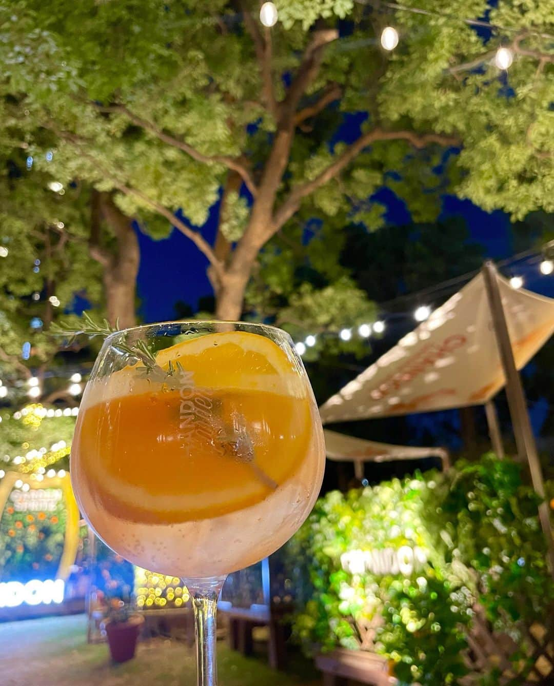 上村彩子さんのインスタグラム写真 - (上村彩子Instagram)「. . 🍊🧡  普段はビール、ハイボール、 レモンサワーばかりですが 先日夏らしいカクテルを…😆🧡  今日はこれから、 泊まりがけでNスタのロケです！ いってきまーす☺️」8月16日 19時42分 - saekokamimura