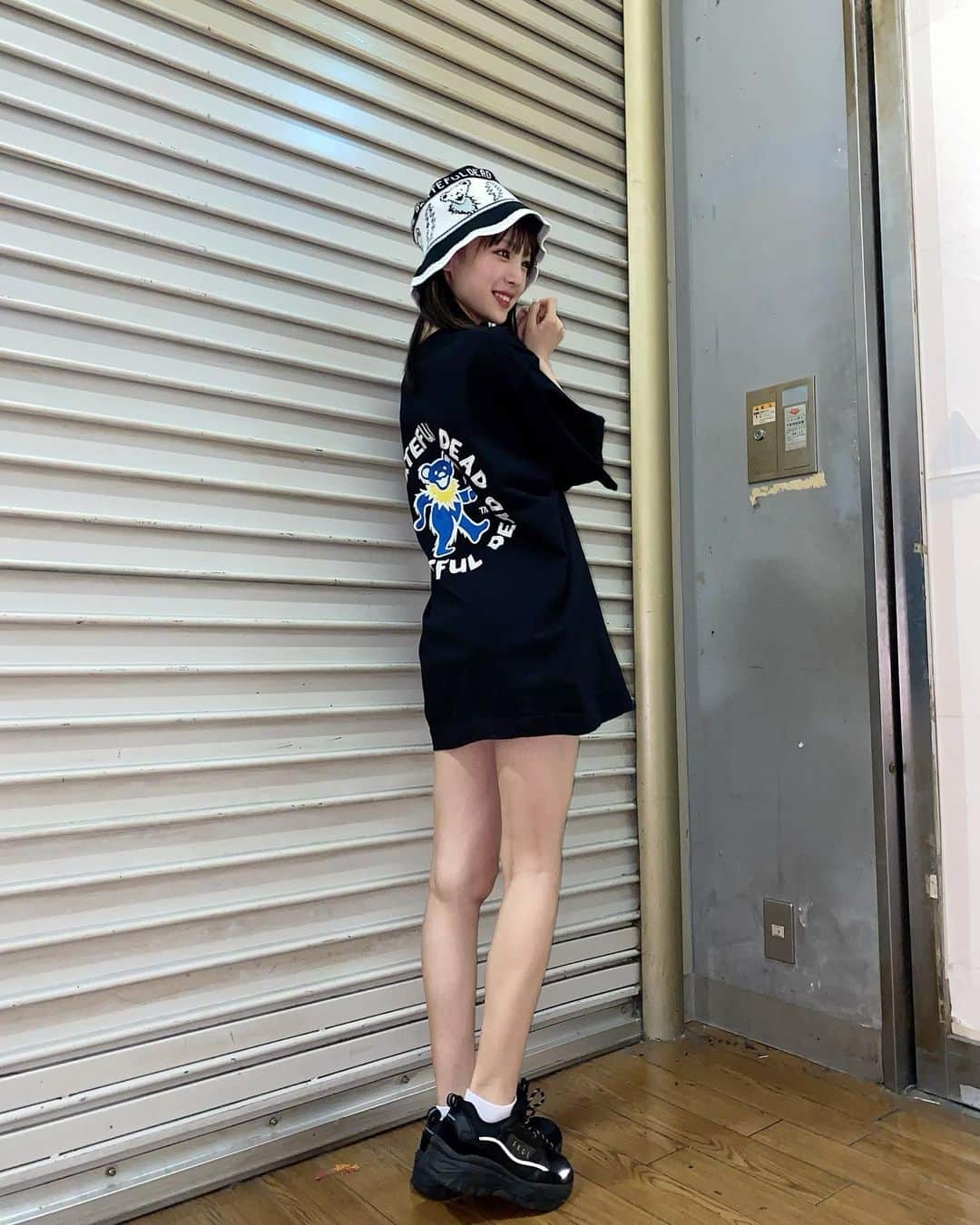 新澤菜央さんのインスタグラム写真 - (新澤菜央Instagram)「こういう雰囲気も好き？？？ ⠀ ⠀ ⠀ Tシャツも帽子もGRATEFUL DEADで合わせたのがポイント🧸  メンズのMサイズが1番可愛くオーバーに着れます（しんしん調べ）」8月16日 20時16分 - _shinshin_48