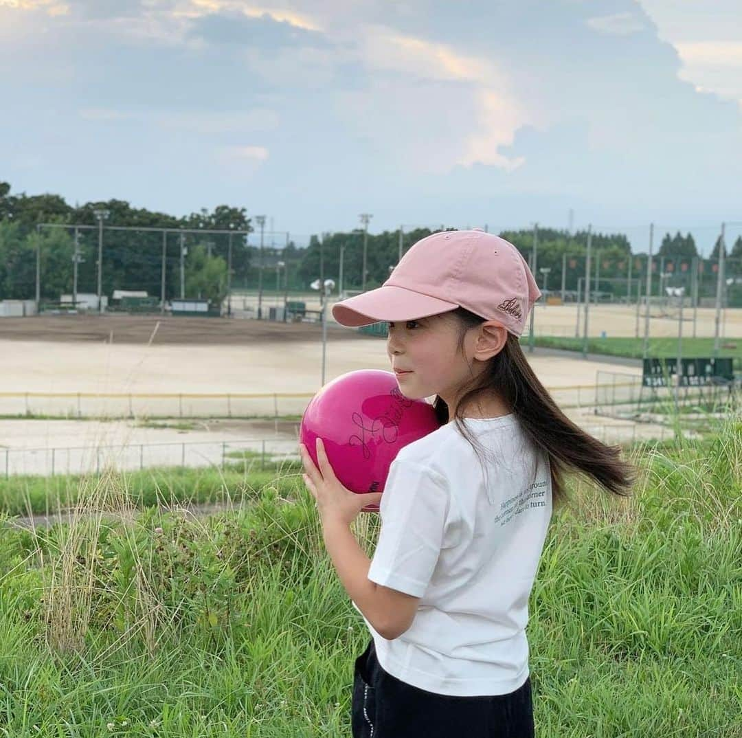 畠山愛理さんのインスタグラム写真 - (畠山愛理Instagram)「・ 🫧KYŌSŌ × AIRI HATAKEYAMA 🫧  「共に創る」がコンセプトのアパレルブランド、 KYŌSŌさんとのコラボグッズが、 本日20:00から販売開始されました😊  グッズの売上の一部は、 関東圏の動物愛護センターから 処分されてしまう、わんちゃんねこちゃんを 引き取り、保護し、新しい家族へ譲渡する活動を 行っている、アルマ東京ティアハイムさん ( @alma.tokyo ) に寄付をいたします。  私の実家で暮らしているシェリちゃんやネオくんも、 アルマさんのもとから家族に来てくれました＾＾  グッズの色合いやブランド名は、 新体操を頑張っている子供たちが、 こんなものを持っていたら可愛いな♡ 少しでも気分が上がるような色ってどんなかな？ と想像しながら決定しました🌻  是非プロフィールの『🫧KYOSO🫧』から のぞいてみてください！✨  @kyoso.life  @airihatakeyama   ・ ・ #airihatakeyama #畠山愛理 #kyoso #共創　#releve #ルルヴェ　#ルルベ #rhythmicgymnastics #新体操 #cap #キャップ　#fashion #ボトル　#レボマックス」8月16日 20時31分 - airihatakeyama