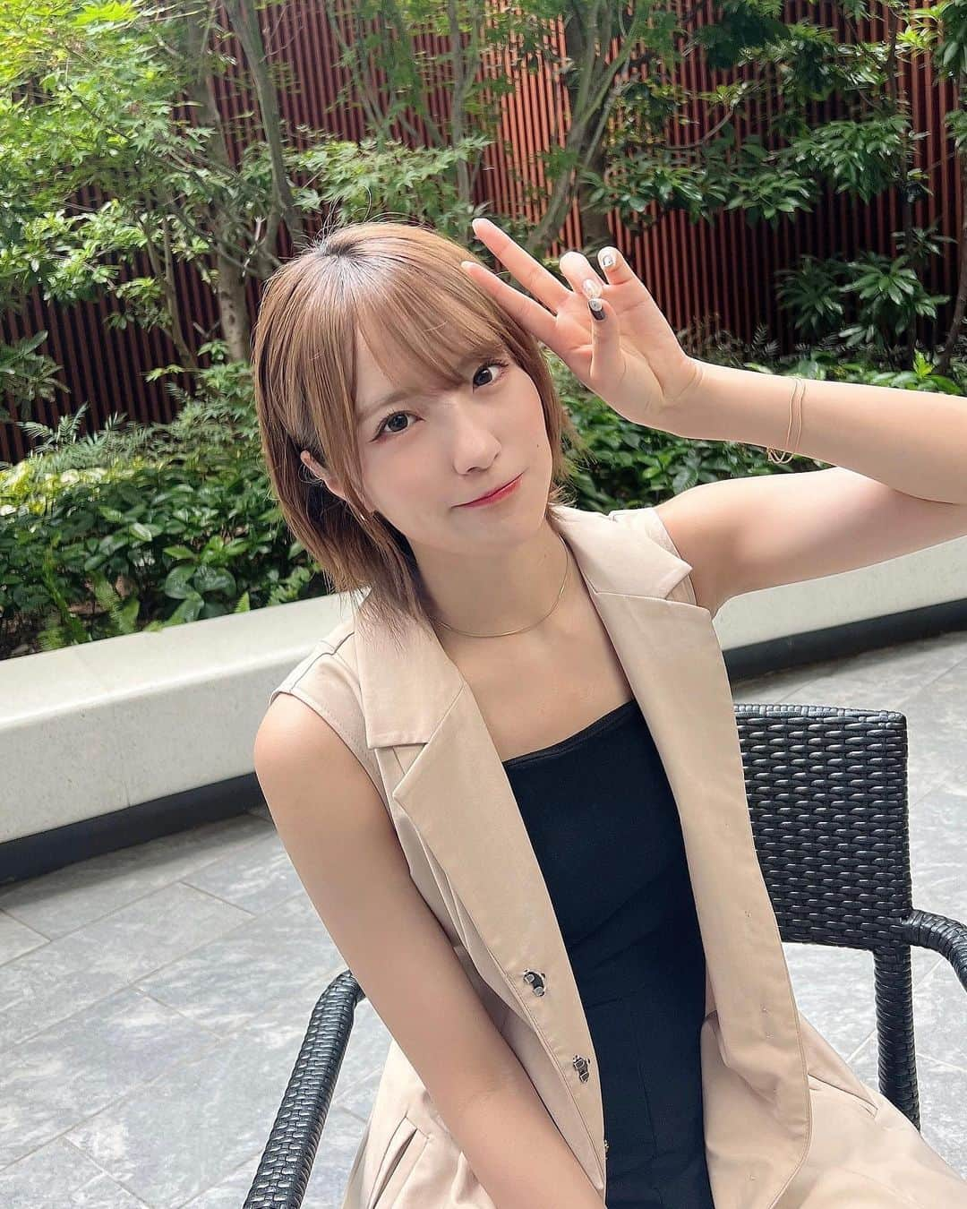 小嶋花梨さんのインスタグラム写真 - (小嶋花梨Instagram)「⁡ ⁡ ⁡ 全然不機嫌じゃないけど、なんか不機嫌そうな写真です(￣▽￣;) ⁡ はい、笑って〜〜😬✌🏻 ⁡ ⁡ 🤣🤣 ⁡ ⁡ #ジレ #LVEU. #leann #夏コーデ #ショートカット #ショートヘア」8月16日 20時32分 - nmb_kojima_48