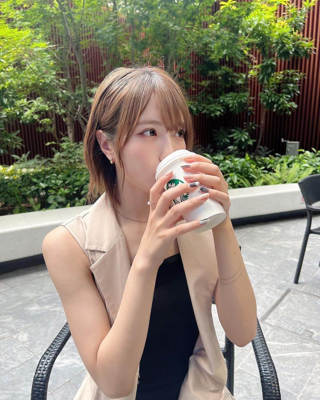 小嶋花梨さんのインスタグラム写真 - (小嶋花梨Instagram)「⁡ ⁡ ⁡ 全然不機嫌じゃないけど、なんか不機嫌そうな写真です(￣▽￣;) ⁡ はい、笑って〜〜😬✌🏻 ⁡ ⁡ 🤣🤣 ⁡ ⁡ #ジレ #LVEU. #leann #夏コーデ #ショートカット #ショートヘア」8月16日 20時32分 - nmb_kojima_48