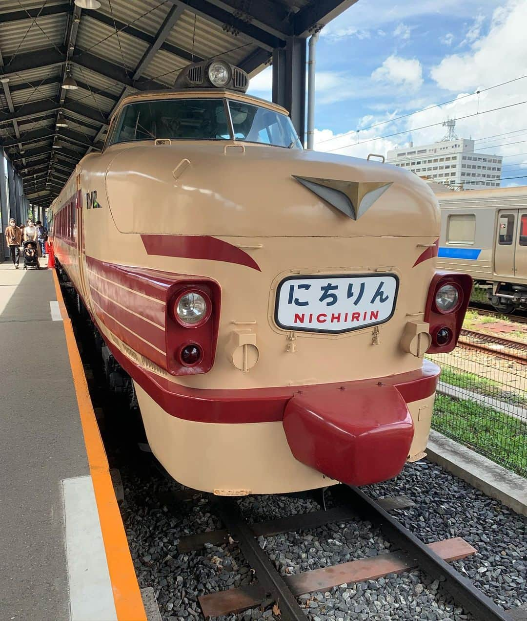 長崎真友子さんのインスタグラム写真 - (長崎真友子Instagram)「九州鉄道記念館へ🚃✨ 父母の子ども連れ回しプランが何ヶ月も前からたてられていた🤣笑笑。  今回の帰省は、海、北九州門司港レトロ、平尾台、プールなどなど、およそ2日間でどっぷり堪能でした😆  九州鉄道記念館は、お盆でも全然混んでなく、九州ならではの列車たちを味わえました♫我が子たちは、ソニック、ゆふいんの森号、九州新幹線、かもめがお気に入り😊  ソニック愛は中でもスゴイ‼︎ ソニック乗って東京帰りたい🚄✨が口ぐせ笑笑。  ジジババ、ありがとう♫♫  #九州鉄道記念館　#蒸気機関車 #ソニック　#ゆふいんの森号 #かもめ　#九州新幹線 #さくら　#にちりん　 #夏休み　#幼稚園児　 #summervacation #お盆 #帰省　#✈️ #fukuoka #福岡　#hometown #鉄道博物館」8月16日 20時44分 - mayuko_nagasaki