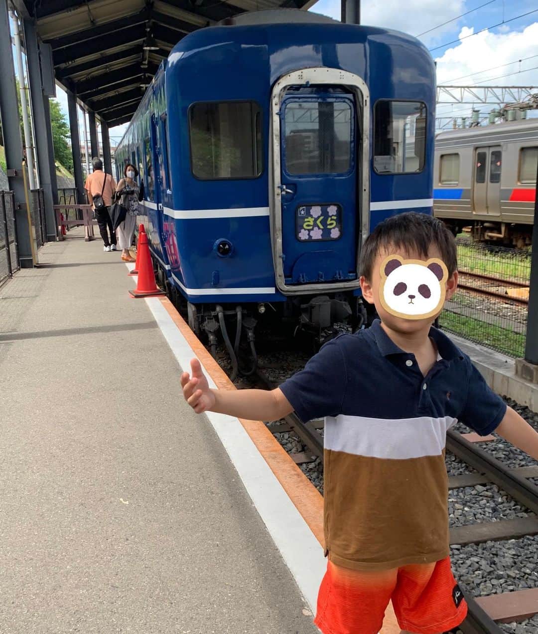 長崎真友子さんのインスタグラム写真 - (長崎真友子Instagram)「九州鉄道記念館へ🚃✨ 父母の子ども連れ回しプランが何ヶ月も前からたてられていた🤣笑笑。  今回の帰省は、海、北九州門司港レトロ、平尾台、プールなどなど、およそ2日間でどっぷり堪能でした😆  九州鉄道記念館は、お盆でも全然混んでなく、九州ならではの列車たちを味わえました♫我が子たちは、ソニック、ゆふいんの森号、九州新幹線、かもめがお気に入り😊  ソニック愛は中でもスゴイ‼︎ ソニック乗って東京帰りたい🚄✨が口ぐせ笑笑。  ジジババ、ありがとう♫♫  #九州鉄道記念館　#蒸気機関車 #ソニック　#ゆふいんの森号 #かもめ　#九州新幹線 #さくら　#にちりん　 #夏休み　#幼稚園児　 #summervacation #お盆 #帰省　#✈️ #fukuoka #福岡　#hometown #鉄道博物館」8月16日 20時44分 - mayuko_nagasaki