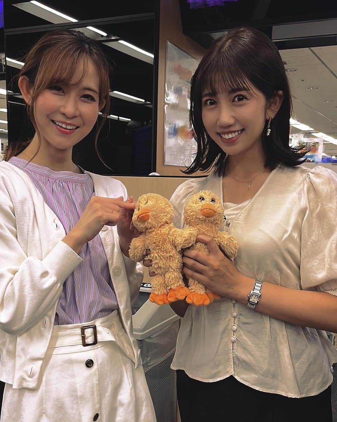 黒田菜月さんのインスタグラム写真 - (黒田菜月Instagram)「ふわふわちゃんとムギちゃん🐥🐥 #TBSニュース #衣装 #ヘアメイク #女子アナ #アナウンサー #女子アナヘア #女子アナメイク #女子アナコーデ . #ふわふわちゃん #ムギちゃん #及川さんが連れてきてくれた😊 #見分けられるようになった🐥」8月16日 20時48分 - nyaaatsuki_krd