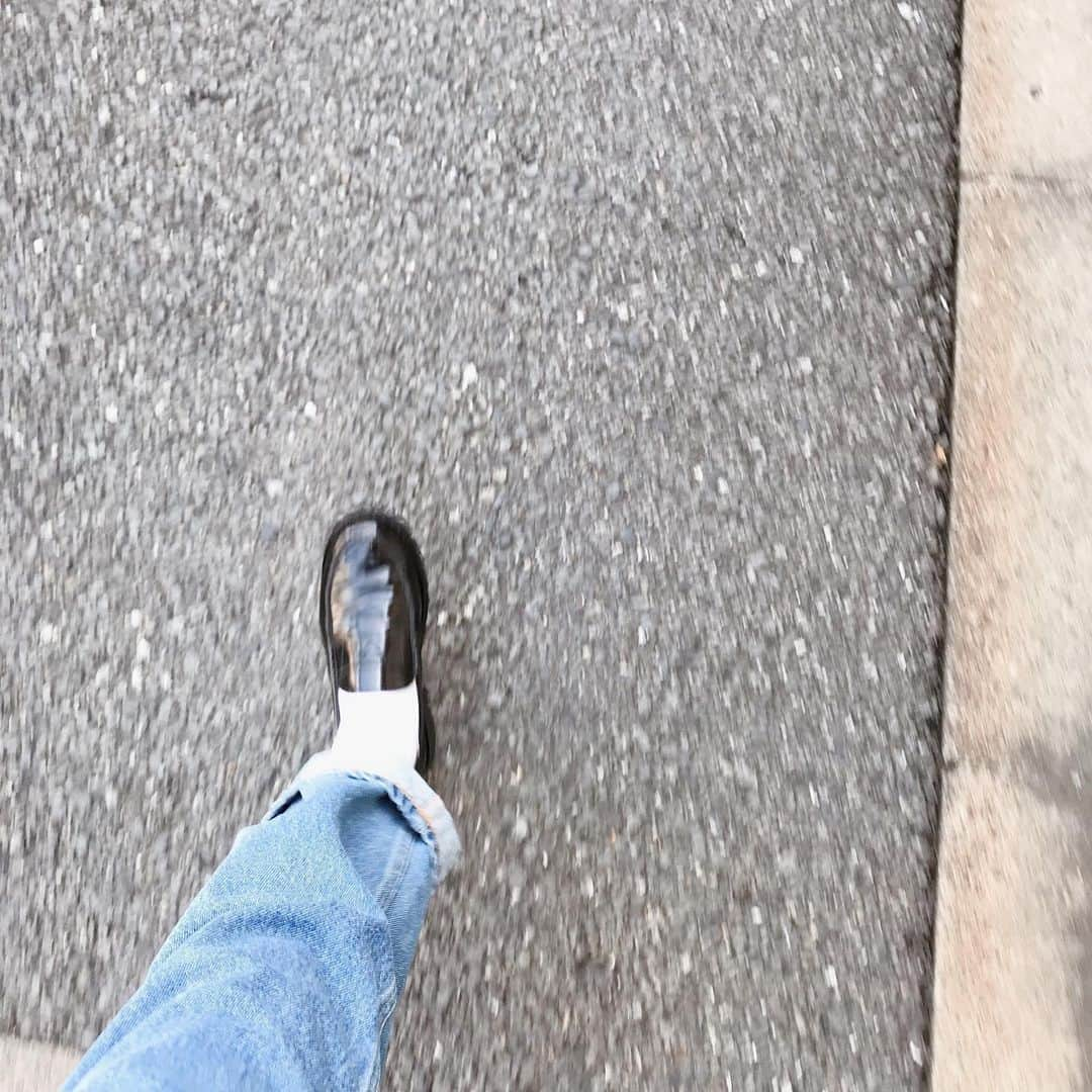 持田香織さんのインスタグラム写真 - (持田香織Instagram)「👖 クリスタセヤのデニム ウエストが細くて誰が入るのだと 戸惑いながらも断食してなんとか入る。 形が素敵です。  穿いていれば馴染むし、慣れる。 一折して白いソックスにエナメルの ごつめのローファーと合わせること多め。 靴は確かソフィードールだったか。  @cristaseya  @sofiedhoore   #cristaseya #sofiedhoore #denim」8月16日 20時54分 - mochidakaori_official