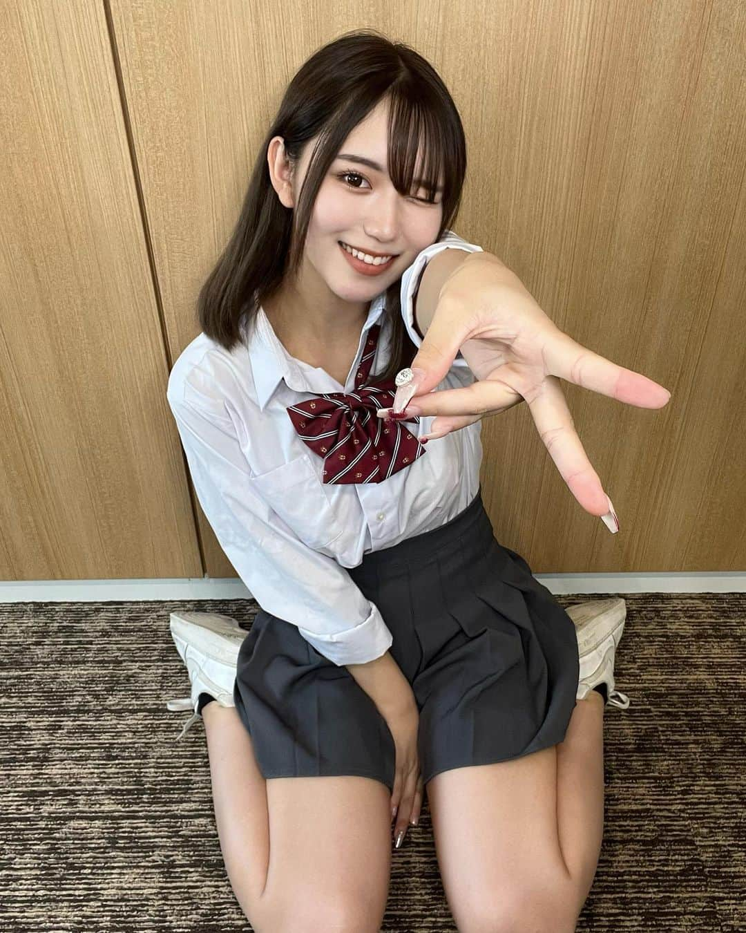 くろがねさらさんのインスタグラム写真 - (くろがねさらInstagram)「久々の制服✌🏻  髪の毛もちょっと短くして暗くなったよお @ruito.18 うさしゃんありがと🐇」8月16日 21時15分 - hunny_214