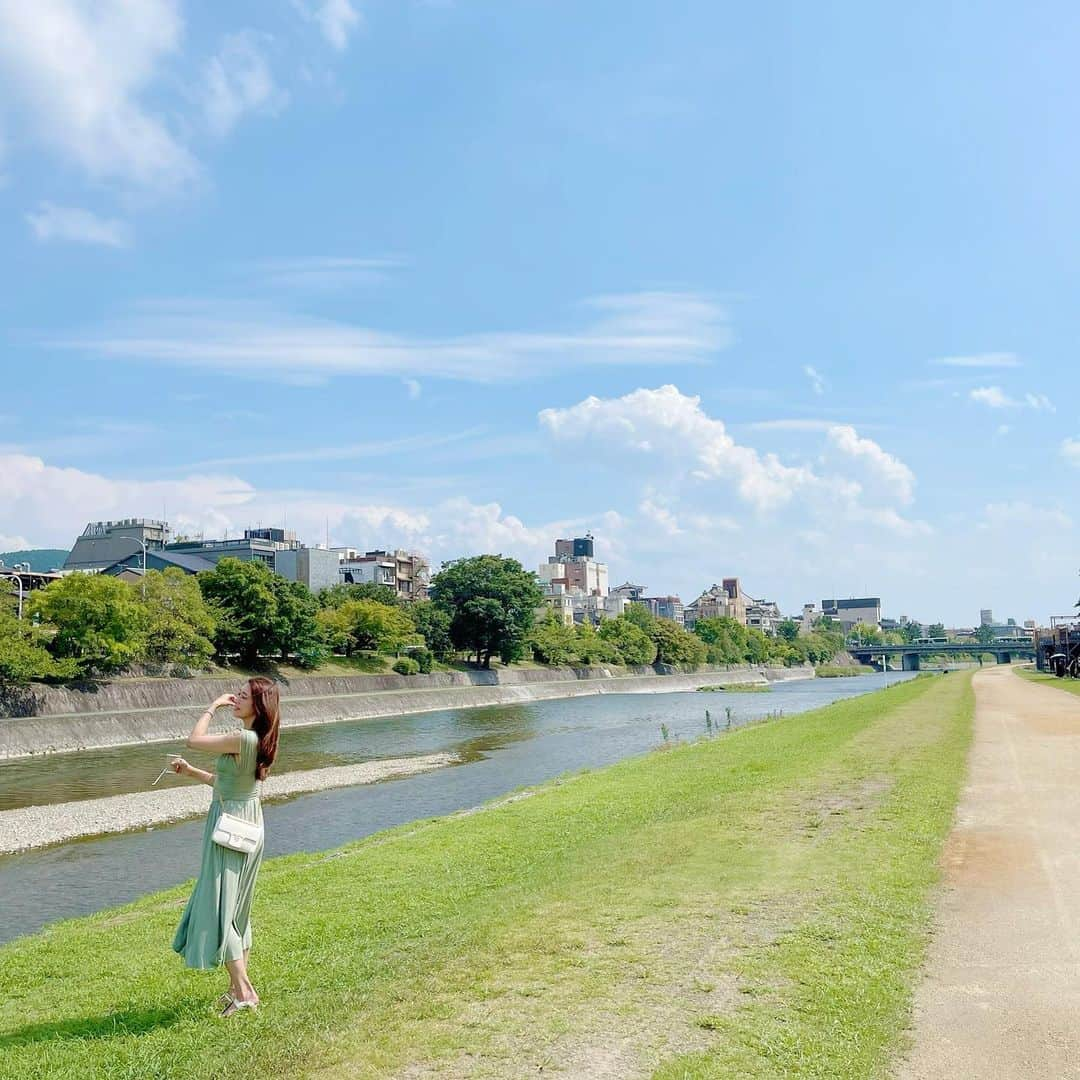 穂川果音さんのインスタグラム写真 - (穂川果音Instagram)「お盆にも関わらず、暑さのせいか人がいないーー👭 京都に住む妹にこの時間は歩かない方がいいよ〜と言われたけど、ちょっと歩いてみたら危険な暑さでした💦 この先も、蒸し暑さは続くので、熱中症対策は忘れずにしましょうねーー！ というわけで、今日もアベプラ観てね！  #京都　#鴨川　#お出かけ　#ほかのん　#穂川果音 #kyoto #weatherforecast #アベプラ」8月16日 21時25分 - hokawakanonn