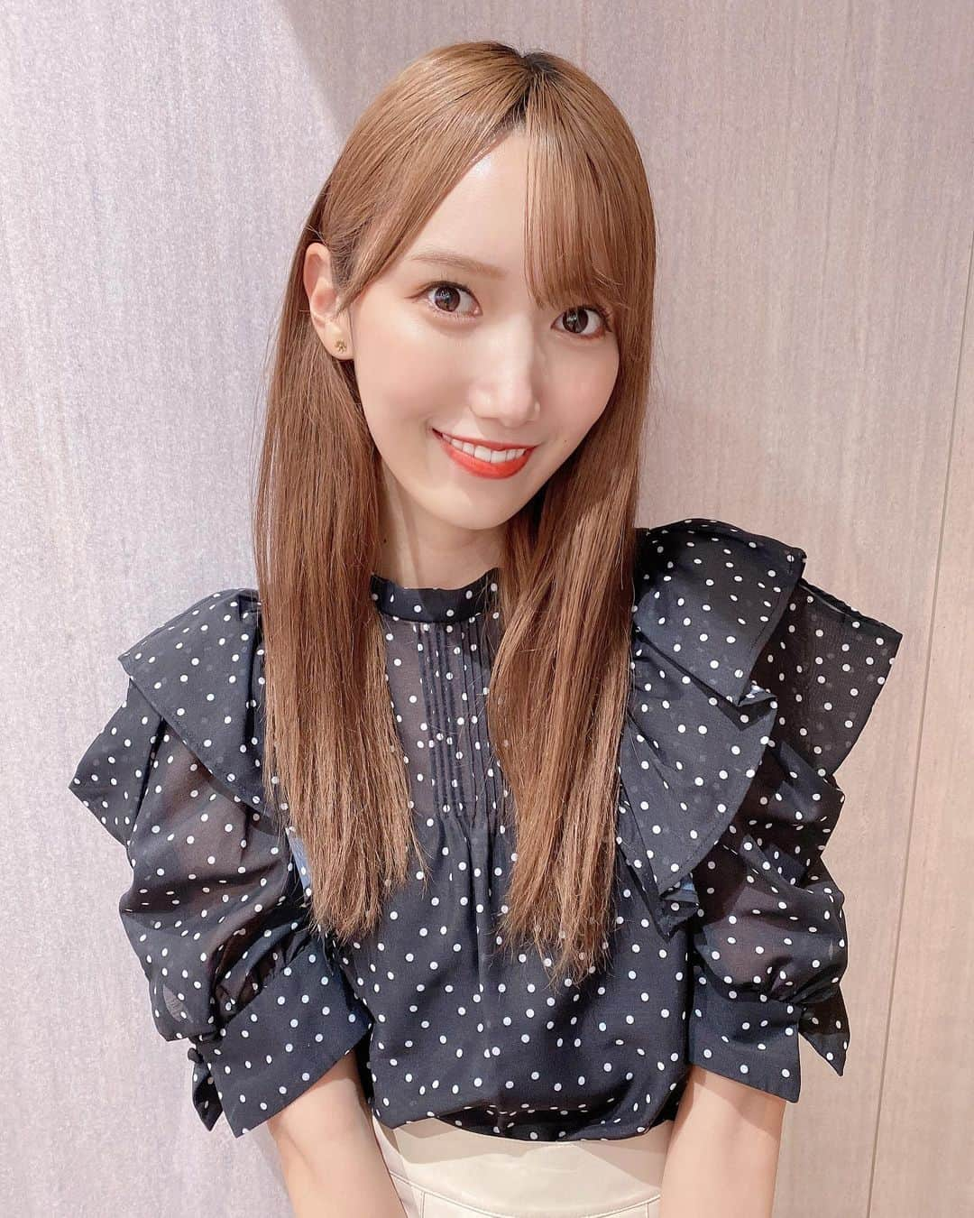 田中菜津美さんのインスタグラム写真 - (田中菜津美Instagram)「ぴーちゃんから 誕生日プレゼントでもらった @lily_brown_official のトップス🤍🤍 . 横は肩がチラ見えでかわいい✨ @hiroka_komada ありがとう🫶🏻 . #ootd #lilybrown #リリーブラウン #トップス  #夏服コーデ #fashion #coordinate」8月16日 21時33分 - natsumitanaka_0810