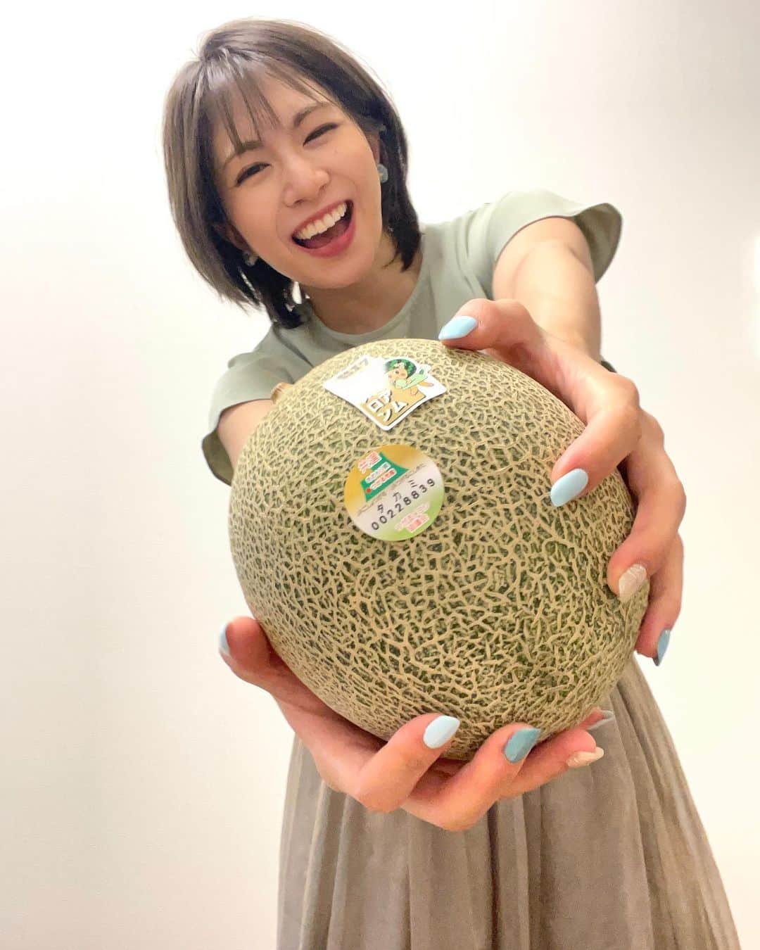 千葉真由佳さんのインスタグラム写真 - (千葉真由佳Instagram)「【家でも食べます🍈】 前回のちょっと続き...📝  つがる市のタカミメロンのお話でした。 実は私がキャスターになって 初めて取材した思い出深い逸品なんです。   (あれは2016年...およよよ...)  大きな選果場に行き 実の糖度を調べる機械や 箱詰めされる様子を見学し   生産者の方に会いに行って 栽培の苦労や喜びを インタビューしました。 メロンのことを 「まるで我が子のようにかわいい」とおっしゃっていたのが 今でも忘れられません！  (工藤さん元気かしら...😊   シールに貼ってある プレミアムメロンというのは 糖度１７度以上のものだけを指します！ 網目や形状も美しくないと プレミアムにはなれないんですよ～   自宅でじっくり追熟。 甘い香りがしてくるまで ガマン、ガマン・・・。  食べる数時間前に 冷蔵庫に入れるのもおいしく食べる秘訣です。   大地のめぐみ、 味わっていただきます。   #青森県産#メロン#つがる市 #タカミメロン#旬のフルーツ #アナウンサー#キャスター #千葉真由佳#思い出の取材 #プレミアムメロン #つがるブランド #ポイントは#追熟 #食べ頃の見極め#香りも確認 #🍈#わや#めったらだでばな」8月16日 21時40分 - mayuka.chiba