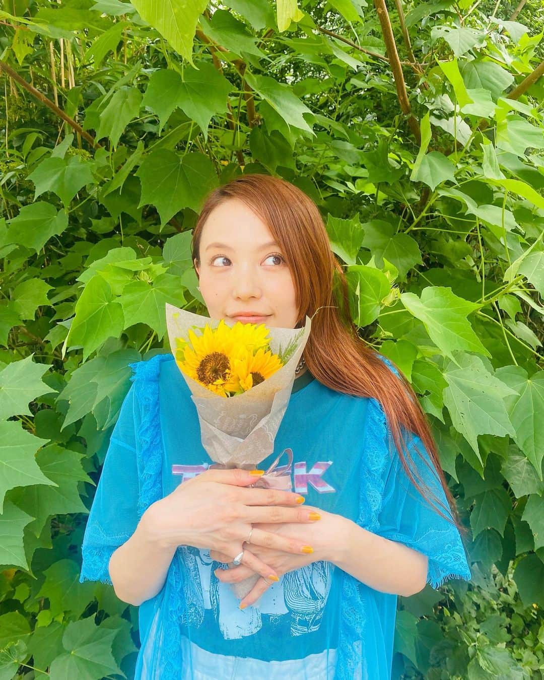 田野アサミさんのインスタグラム写真 - (田野アサミInstagram)「🌻✨ ごきげんよう✨皆さんお元気ですか？ 『可愛かったのでっ！』と向日葵の花束を頂いた🌻 私のネイルも向日葵colorだっ😚 #田野アサミ#asamitano#ありがとう#sunflower 素敵向日葵🌻見て皆の夏バテ吹き飛べー！（なっていたら✨）」8月16日 22時03分 - tano_asami