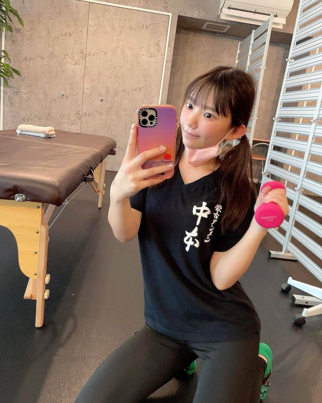 長澤茉里奈さんのインスタグラム写真 - (長澤茉里奈Instagram)「撮影前ラスト　@r_3fitness  骨格に合わせたストレッチからはじまり、引き締めたいお腹、体幹中心でトレーニングお願いしました🐈 最後のキックボクシングで有酸素運動もできてめっちゃいい汗かきました！😹❤️❤️ 通い始めて、体脂肪率20%まで下がったよー！イェーイ！☺️❤️❤️ プランク20秒しかできなかったけど、2分はできるようになったよー！ 前屈で手が床につかなかったのに今は余裕でつくよー！☺️❤️❤️イェーイ！ ホームケアの方法もたくさん教えてもらえるし、ほんとにモチベーションを上げてくれる！まじで神😹 . なんと9月で2周年！！(おめでとうございます！！)ということで 今だけ無料で体験できるみたいです。一回体験したら絶対通いたくなるよ！気になる方ぜひ！ トレーニング中の動画載せてます→ . . #骨格診断#骨格診断トレーニング #骨から整えるジム#歪み改善 #アールスリーフィットネス」8月16日 22時45分 - marinanagasawa1008