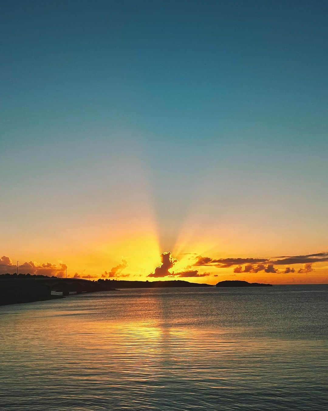 中島ケイカさんのインスタグラム写真 - (中島ケイカInstagram)「SUNSET💛🐚  伊平屋のサンセットが最高に神々しくてずーっとみてられた✨  海上がりでお風呂入って 楽ちんワンピース🤍 @searoomlynn_official   #sunset #beach #beachtrip #searoomlynn #outfit #ootd #coordinate」8月16日 22時47分 - kathy_tan529