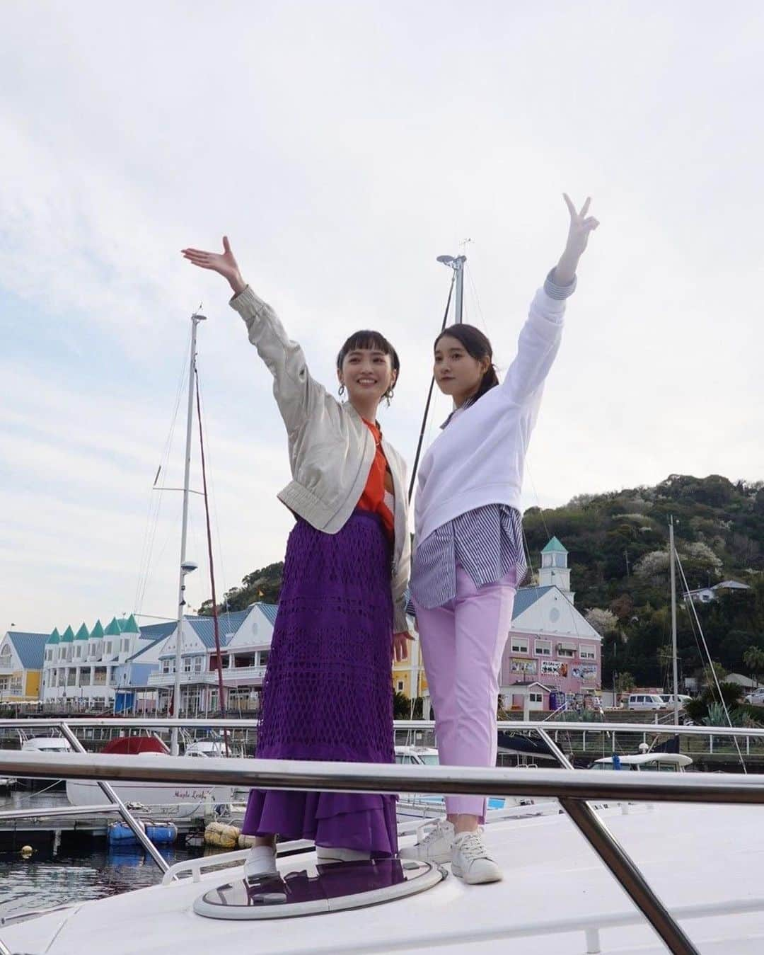 土屋太鳳さんのインスタグラム写真 - (土屋太鳳Instagram)「雨の影響が続いている地域の方々、 そのあとの作業を暑さの中で行ってる地域の方々、 お身体は大丈夫でしょうか？ お盆休みの予定が変わってしまったかたも 多いのではないかと思います💦 どうか少しでも早く いろいろな状況が落ち着きますよう…！ 東京は一気に暑さが戻ってきて また猛暑との戦いになりそうです😣💦 夜も気温が下がりきらないので 水分補給に気を付けたいと思います💡 . 昨日お話出来たTAOHANIさんたち、 そして ゆるゆるっと配信を観て下さったTAOHANIさんたち、 本当に本当に本当に…ありがとうございました☺️✨✨ 配信ではプロポーズやお誕生日をお祝い出来て 人生はそれぞれ違っても 一緒に同じ「今」を歩めているんだなぁ…と 感動しました😳💡✨ そして、本当におめでとうございます💐 こうやってTAOHANIさんたちから報告されたり、 私から報告したりを巡らせながら、 これからも一緒に進んでいけたら嬉しいです✨✨✨ アーカイブ出来るそうなので ぜひぜひぜひ！観て下さいね☺️ . そして実は 今日は素晴らしいところに伺ったのですが… すぐにはまとまらないので あらためて書きたいと思います😳✨✨ 素晴らしかった・・・！！！ . 今日はいよいよ #やんごとなき一族 振り返りの千穐楽💎 ラストとか最後と書くと寂しいので おめでたそうな「千穐楽」ということで💡 . 難しい状況での撮影だったので 撮影のタイミングやお仕事の状況によって 写真を御一緒出来ないキャストのかたも 多いのですが、 その方々への感謝も込めながら 撮っていただいた写真を載せたいと思います🙏 . まずは、リツコさん✨ リツコさんは佐都にとって 最初に心が通い合った人ですが、 演じていらっしゃる #松本妃代 ちゃんも いろいろなことに取り組んだ撮影の中で 心を支えてくれた大切な人です😌🙏✨ . 時には 「急に太鳳ちゃんのことを思い出したけど 元気？無理してない？」と 連絡をくれたり・・・本当に心強かったな🥺✨ . リツコさんのセンスの良さには 目の肥えた深山の人たちも一目置くほどですが、 妃代ちゃん自身も素晴らしい絵を描いたりと 才能の塊のような人✨✨✨ この間、絵を拝見してきたのですが じっと見ていると なぜだか涙が出てきてしまって…😭✨ ぜひたくさんの方々に 妃代ちゃんの絵を観ていただきたいです！！！ せっかく同じ事務所でもあるので 何かコラボとかも出来たらいいな…💕 . 写真は、深山家のクルーザーで💡 私はクルーザーに乗ったことがないので 中がどうなってるのか興味津々だったのですが、 パーティーが出来る広さだと知って驚きました👀💡」8月17日 0時08分 - taotsuchiya_official