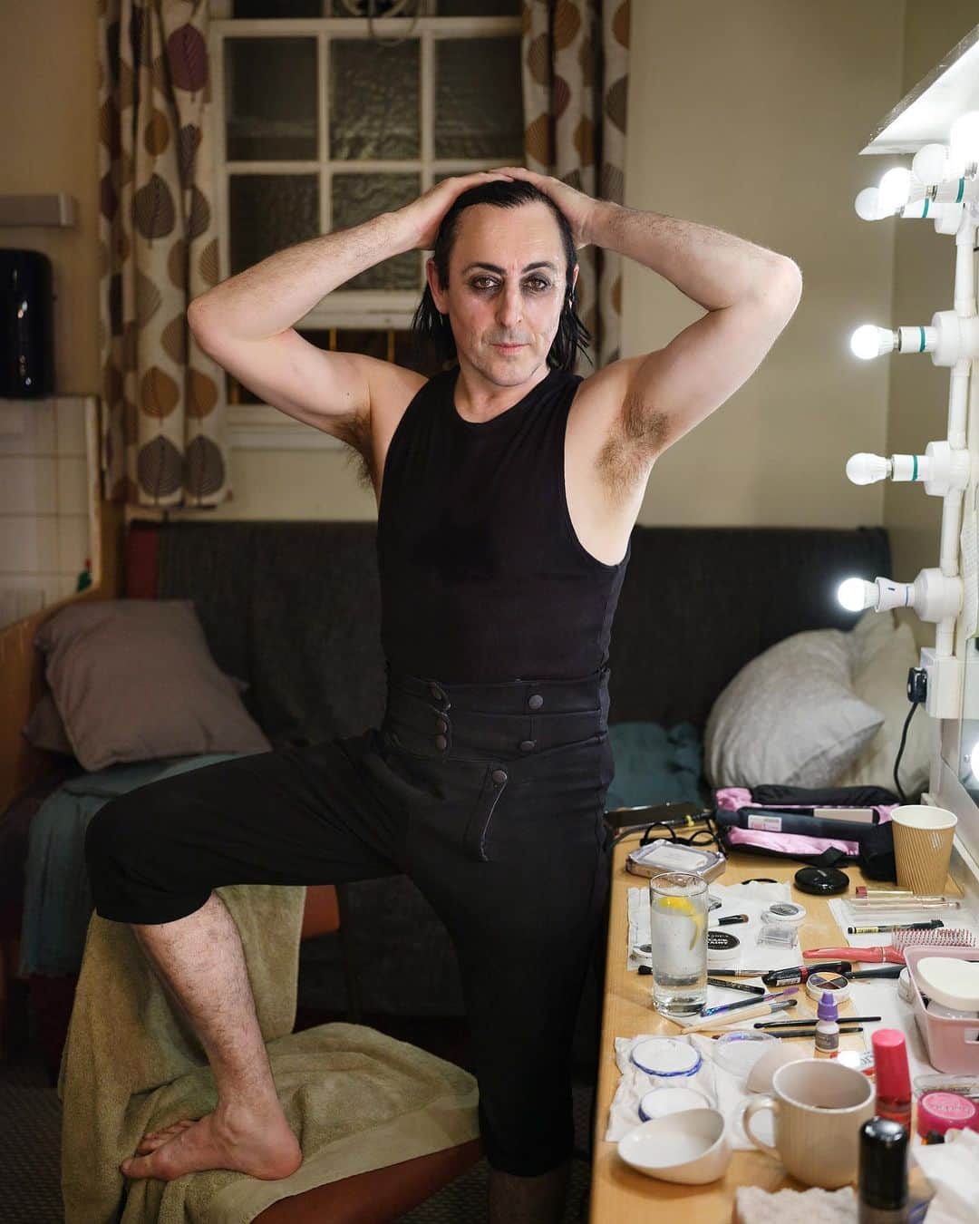 アラン・カミングさんのインスタグラム写真 - (アラン・カミングInstagram)「My brilliant chum @fredericaranda came by the Kings theatre in Edinburgh last week and snapped me just as I ran offstage, all sweaty and peppy, after a performance of Burn.」8月17日 0時49分 - alancummingreally
