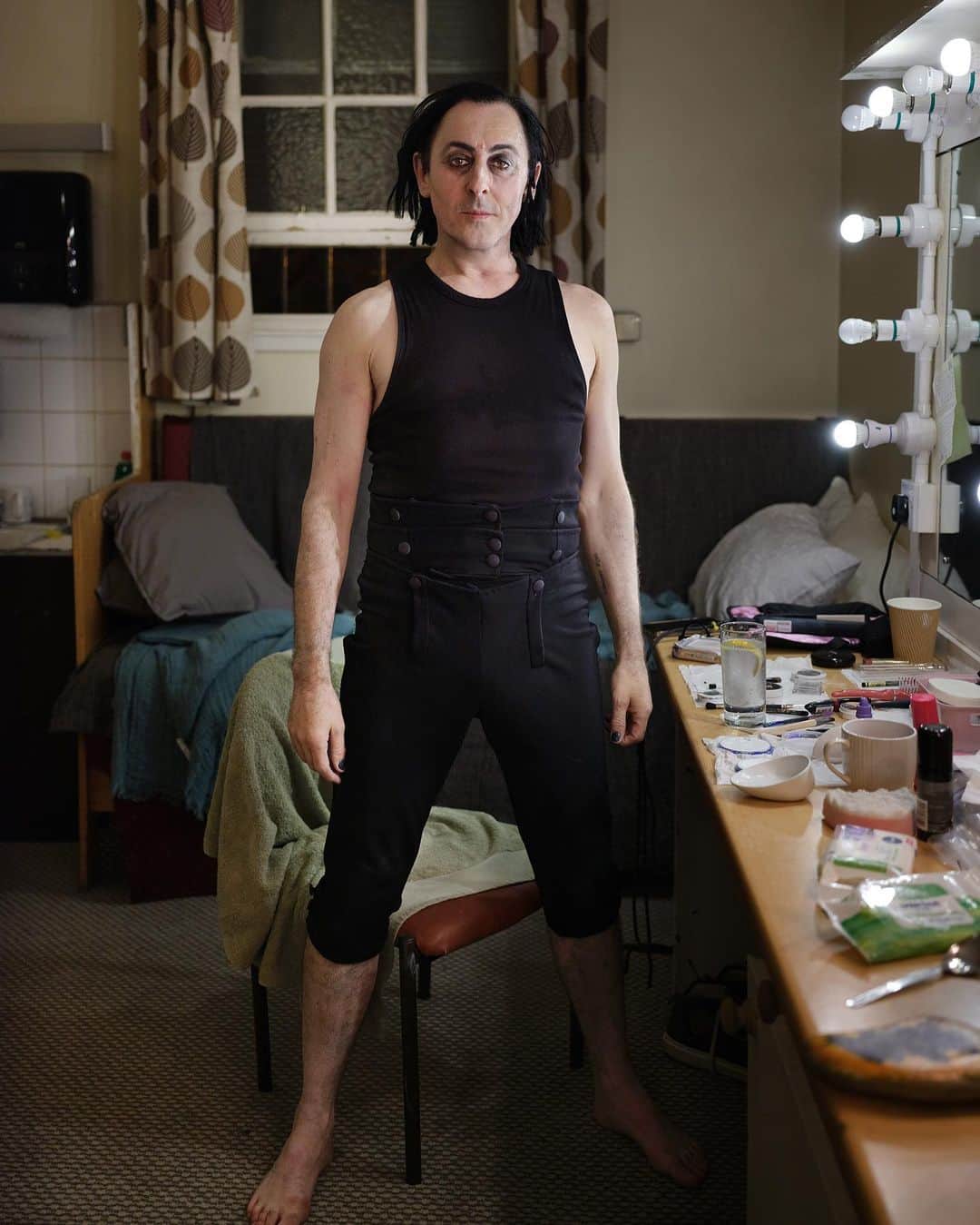 アラン・カミングさんのインスタグラム写真 - (アラン・カミングInstagram)「My brilliant chum @fredericaranda came by the Kings theatre in Edinburgh last week and snapped me just as I ran offstage, all sweaty and peppy, after a performance of Burn.」8月17日 0時49分 - alancummingreally