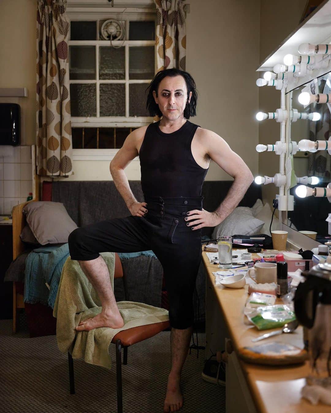 アラン・カミングさんのインスタグラム写真 - (アラン・カミングInstagram)「My brilliant chum @fredericaranda came by the Kings theatre in Edinburgh last week and snapped me just as I ran offstage, all sweaty and peppy, after a performance of Burn.」8月17日 0時49分 - alancummingreally