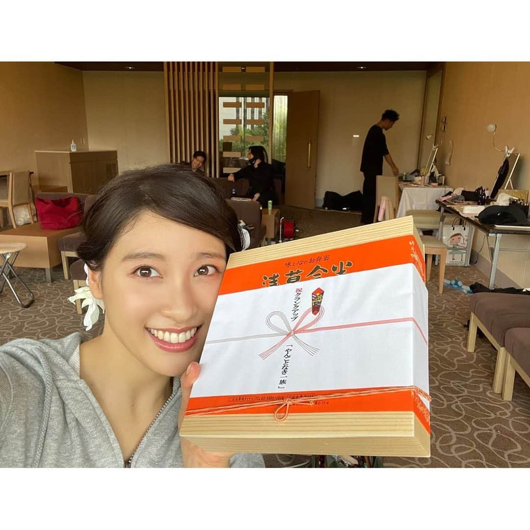 土屋太鳳さんのインスタグラム写真 - (土屋太鳳Instagram)「#やんごとなき一族 振り返り千穐楽💎 結婚式✨✨✨ ３枚目は結構衝撃な写真かもしれないですが…笑 日本髪に結っていないので、 こんな工夫をしていただいてました😅💡 この写真、身内では結構人気です😁👍 . この日は気温が３６度くらいの猛暑日だったので たくさんの人が私を常に扇いでくださって 扇いだら扇いでる人も暑くなるのに 本当にありがたかった😭💦 . 白無垢を着ると決まってから 髪型はかなり考えて、話し合いました💡 どこかに佐都らしさを入れたいなと思った時に このドラマのプロデューサーさんである 宋ハナさんの故郷である韓国など アジアでのウェディングでは どんな髪型が多いのかを調べたんです☺️ インドやベトナムでは巻き髪のロングも多くて それも可愛かったのですが、 共通しているのは 花の髪飾りがすごく印象的だということ🌼✨✨ いろいろ相談した結果、 素敵な晴れ姿にしていただくことが出来ました🥰💕✨ . 長い間の振り返り、 お付き合いくださって 本当にありがとうございました🙏🙏🙏 まだ写真はあるし お父さんのこと、明人さんのこと、 大介さんのこと、などなど 撮影中に書けないままだったこともあるので、 また何かの記念日のような時に 大切に載せたいなと思います📸💕✨ 、 この作品の台詞の中に 「次の世代のためにも 今の時代の私たちが変えていかなきゃ」 という言葉があって ものすごく心を打たれたのですが、 この作品が世代や国境を超えて 末永く愛されることを 心から心から心から、願っています…！！！ . そして憚りながら、 またいつか佐都と一緒に お会い出来ますように💍🍀✨」8月17日 1時12分 - taotsuchiya_official