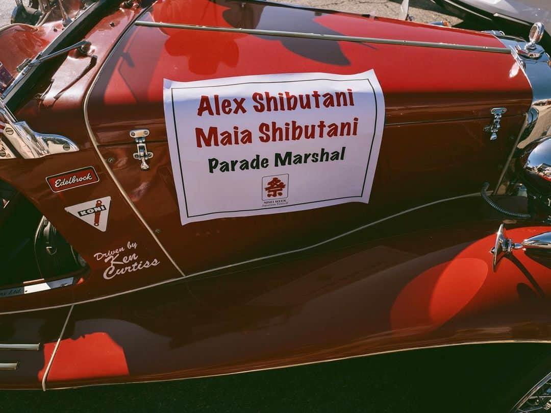 マイア・シブタニさんのインスタグラム写真 - (マイア・シブタニInstagram)「Such an incredible honor to serve as Parade Marshals for the 80th Annual Nisei Week Japanese Festival. We’ve never experienced anything quite like what we did on Sunday on the parade route. Seeing the streets of Little Tokyo—all of the families, small businesses, and history was memorable and energizing.  Thank you to the Nisei Week Foundation (@niseiweek) and the entire Japanese American community in Los Angeles for selecting us and welcoming us to this historic celebration. We are so grateful and humbled by the recognition and will continue to do everything we can to represent this community well in all ways.  The first Nisei Week Festival was held in 1934 and it has been disrupted only twice in its history—the forced evacuation and incarceration of Japanese Americans during WWII, and the COVID-19 pandemic. Despite these challenges, the community has persevered and maintained its commitment to honor culture and tradition while standing against hate, bigotry, and injustice. Their kindness, devotion, and spirit is awe-inspiring.  Congratulations to this year’s class of honorees. It was so nice to meet George Sugimoto, Kellyn Acosta, Brian Kito (Fugetsu-Do), Steve & Patty Nagano, and Bill Watanabe at both the parade and last night’s Nisei Week Foundation Awards Dinner. And a special shoutout to all of the amazing volunteers—we’re already looking forward to next year!  #NiseiWeek #80yearsofNiseiWeek #NiseiWeek2022 #LittleTokyo #JAcommunity #JapaneseAmerican #二世週祭 #shibsibs」8月17日 7時31分 - maiashibutani