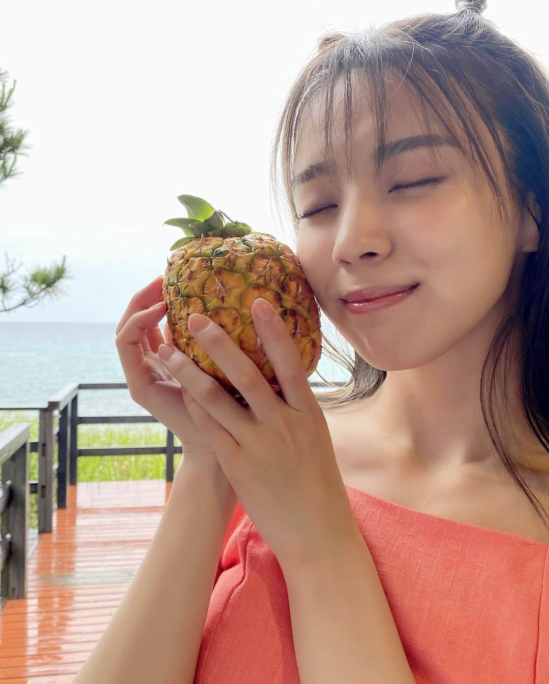 小林由依さんのインスタグラム写真 - (小林由依Instagram)「今日はパイナップルの日なんですって🍍　  ということで、本編では公開されていないパイナップルとゆいぽんの貴重な絡みをどうぞ😋　  このあと「パイナポーイェイ♪」と小林さんは呟きました😂  #小林由依2nd写真集 #ぽん観察 #小林由依 #櫻坂46 #ゆいぽん #ゆいぽんdayまで48日 #10月4日発売」8月17日 8時01分 - yui_kobayashi_2nd