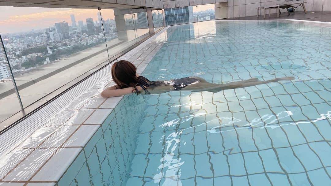 熊切あさ美さんのインスタグラム写真 - (熊切あさ美Instagram)「プールでは泳ぐんではなくぷかぷか浮いているだけの私です🌻 今日雨降るかなーー 暑いから水分とって午後も頑張ります☺️🌻 #ありがとう　#感謝　#プール　#summer  #熊切あさ美」8月17日 11時38分 - asami_kumakiri