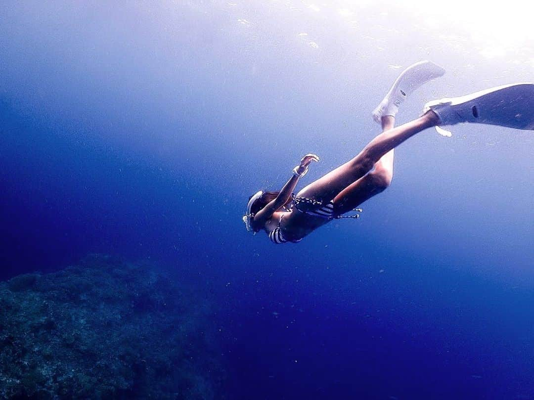 山崎みどりさんのインスタグラム写真 - (山崎みどりInstagram)「ISHIGAKI ISLAND🏝 #skindiving 🤿🧜🏻‍♀ ️ おっきい珊瑚礁🪸  私もGoPro欲しくなってきた🥺 ────────────────────────── #in #フィン#fin #石垣島  #スキンダイビング#スキンダイブ #schnorchel #マーメイド#  #ishigaki #island  #okinawa #ishigakiisland#bikini #underwaterphotography #bikinigirl #skindiving #divermag #bestjapanpics #🧜‍♀️ #freediving #🍑🍑 #mermaid #freedive #ビキニ女子 #diving #diver #freedivers #swim #swimming」8月17日 11時43分 - midori_yamasaki_