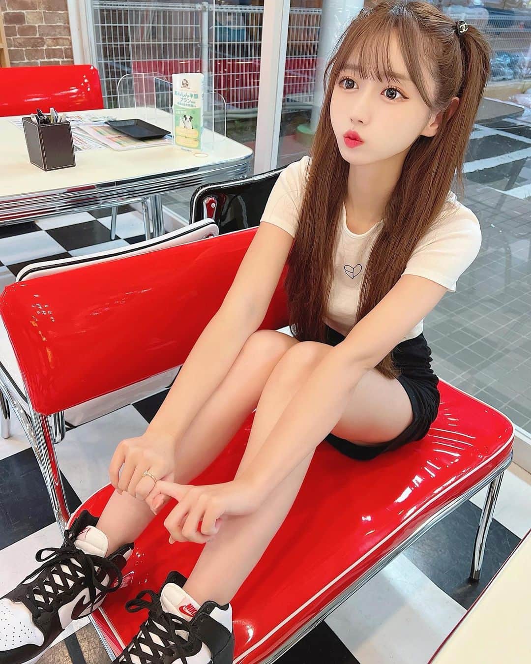 伊上あやさんのインスタグラム写真 - (伊上あやInstagram)「美尻研究所新宿店に行ってきた🍑  ヒップ専門エステサロンで、お尻に特化してるから、1回でめっちゃ効果を感じた！自分の理想のキュートヒップ目指して今後も通います🫧🤍お尻は自分でだとケアが難しいから、お助けしてもらう🥹🥹  お尻の吸引めっちゃ痛かった🤣 →4枚目の動画見て！w 最後にbefore afterの写真見せてもらえるんだけど、 マジでお尻の形変わってて、痛み我慢するって決めた!!!w  スタッフさんも優しくて頑張れる♡♡♡ また来月いくぞっ🥰🫶🏻  #美尻研究所   @bijiri_kenkyujo   #美尻　#お尻黒ずみ　#お尻ニキビ　#お尻たるみ　#ヒップアップ #お尻エステ #新宿エステ　#スニーカー女子 #スニーカーコーデ #ジョーダン  #ナイキ」8月17日 12時03分 - o.aya_0613