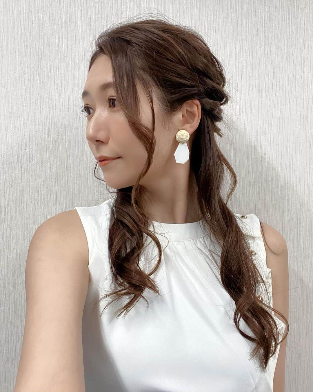 穂川果音さんのインスタグラム写真 - (穂川果音Instagram)「hairstyle  ハーフアップです😊  #アベプラ　#abema #気象予報士　#気象キャスター　#穂川果音 #前髪アレンジ　#ハーフアップ　#ハーフアップアレンジ　#hairstyle #hairarrange #ゆる巻き #お仕事記録」8月17日 12時03分 - hokawakanonn