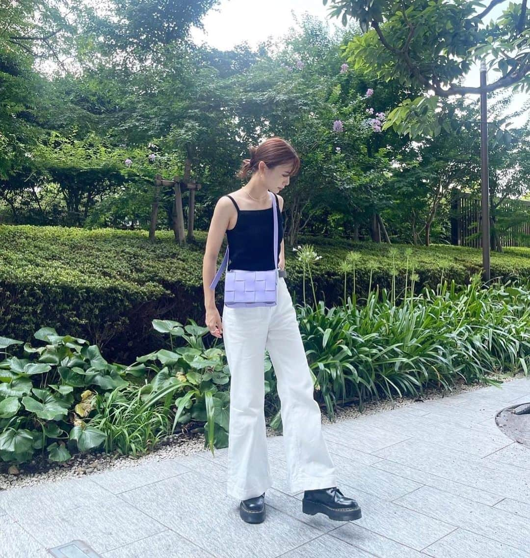 朝日奈央さんのインスタグラム写真 - (朝日奈央Instagram)「皆さんから温かい言葉をいただいて 心から嬉しく思います😭🌻 本当にありがとうございます！ これからも変わらず活動していきますので、よろしくお願いします🙇🏼‍♀️  身に付けているバッグ。 もしかしたら分かる方もいらっしゃると思うのですが、スクール革命でチームでクイズを正解した時にいただいたバッグなのです🫢💜 本当に貰えるとは思っていませんでした🤣 お気に入りでかなり愛用しております🤍 スクール革命さんありがとうございました😢  #あさひ私服」8月17日 12時51分 - pop_step_asahi