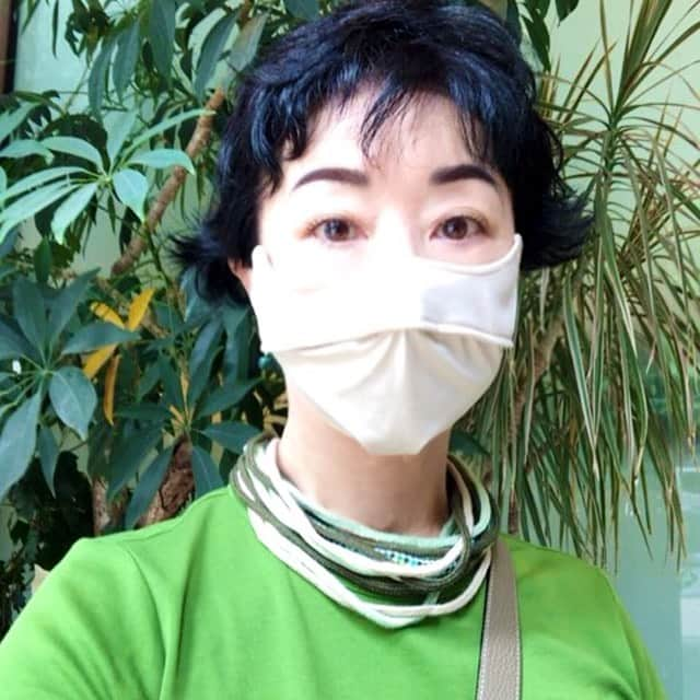 小川知子さんのインスタグラム写真 - (小川知子Instagram)「どーしても、 アレが食べたい！っていう時ありませんか？ それも自分で作るのではなく、あそこのじゃなきゃダメっていうのありますよね。  今日の食いしん坊私のアレはエッグベネディクト。  かなりのボリュームだけどペロリ。  あー満足！  皆さんのアレは何ですか？  #エッグベネディクト #トースト食べ比べ #手作りネックレス #小川知子」8月17日 13時58分 - tomoko_ogawa_