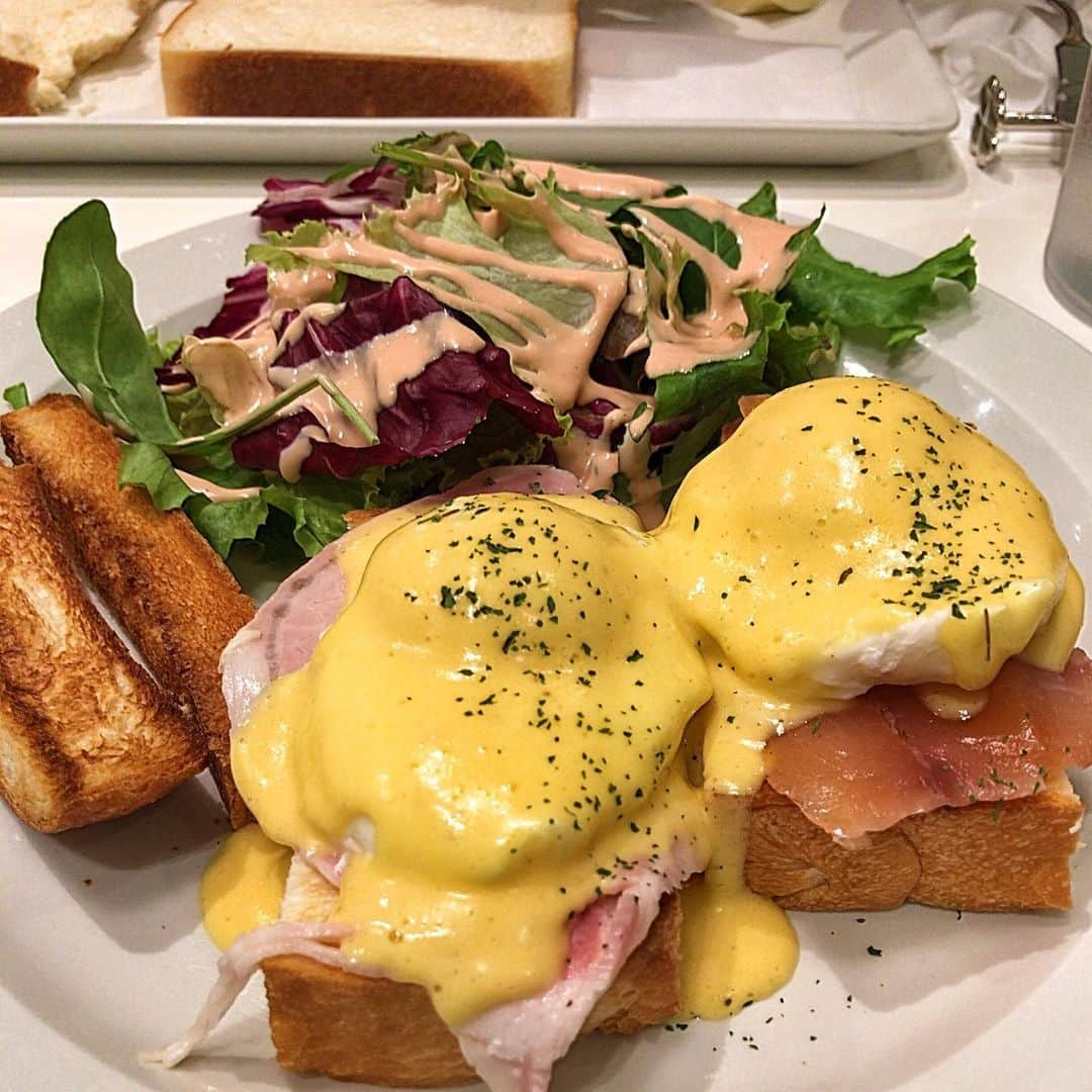 小川知子さんのインスタグラム写真 - (小川知子Instagram)「どーしても、 アレが食べたい！っていう時ありませんか？ それも自分で作るのではなく、あそこのじゃなきゃダメっていうのありますよね。  今日の食いしん坊私のアレはエッグベネディクト。  かなりのボリュームだけどペロリ。  あー満足！  皆さんのアレは何ですか？  #エッグベネディクト #トースト食べ比べ #手作りネックレス #小川知子」8月17日 13時58分 - tomoko_ogawa_