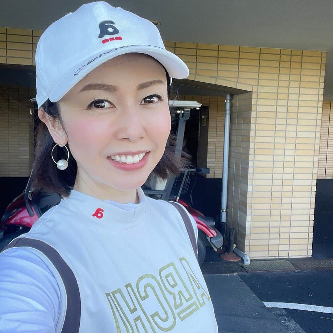 宮崎宣子さんのインスタグラム写真 - (宮崎宣子Instagram)「久しぶりのゴルフにテンション上がりまくり❣️⛳️🙌  マイカさんと楽しいゴルフ🏌️‍♀️でしたー💓  ずっと大学の部屋の中と、自習室にいたので、この解放感は半端ない😆🙌  ハーフだけだったけど、 丁度良かった🥰  またゴルフしたいです⛳️ と、思ってたら明後日もだったー🤣  #ゴルフ女子  #ゴルフ好き #golfwear  #archivio #golfclub #callaway  #rogue  #久しぶりのゴルフ #解放感がハンパない」8月17日 19時01分 - miyazaki_nobuko