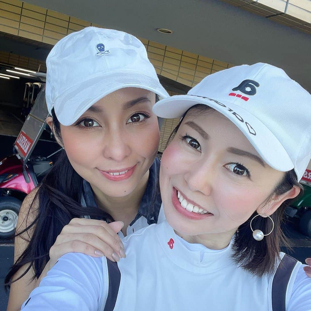 宮崎宣子さんのインスタグラム写真 - (宮崎宣子Instagram)「久しぶりのゴルフにテンション上がりまくり❣️⛳️🙌  マイカさんと楽しいゴルフ🏌️‍♀️でしたー💓  ずっと大学の部屋の中と、自習室にいたので、この解放感は半端ない😆🙌  ハーフだけだったけど、 丁度良かった🥰  またゴルフしたいです⛳️ と、思ってたら明後日もだったー🤣  #ゴルフ女子  #ゴルフ好き #golfwear  #archivio #golfclub #callaway  #rogue  #久しぶりのゴルフ #解放感がハンパない」8月17日 19時01分 - miyazaki_nobuko