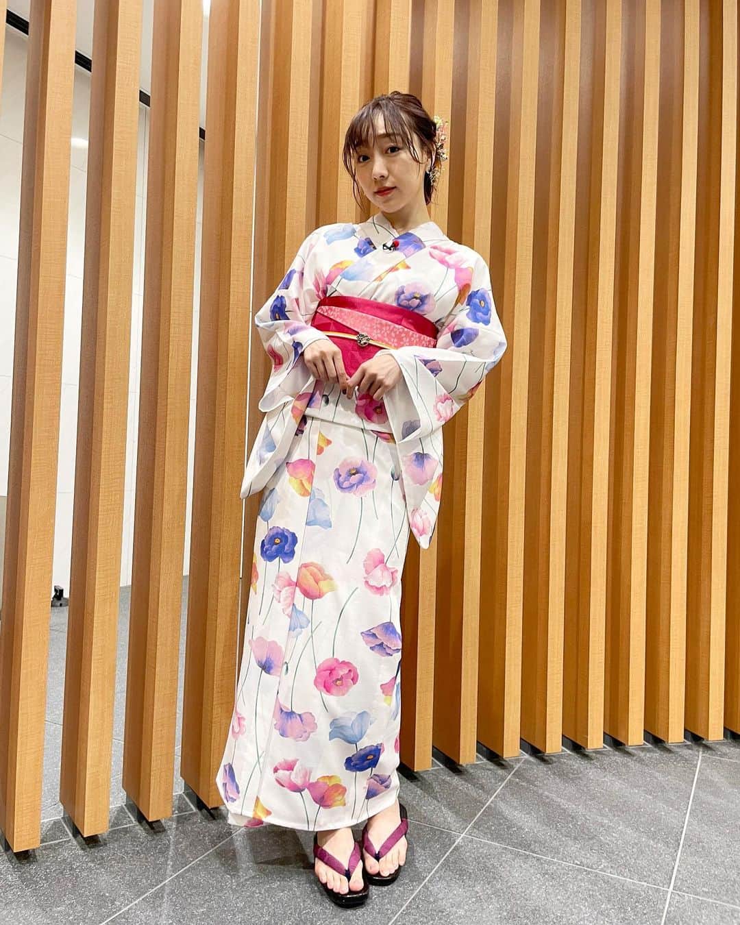 須田亜香里さんのインスタグラム写真 - (須田亜香里Instagram)「本当に浴衣大好き過ぎて幸せ。 ずっと夏でいいのに。  カラフルなポピー柄の浴衣、華やかな帯結び、ドライフラワーの髪飾り…ときめきの詰め合わせ☺️💐  メイクも合わせて上品で透明感のあるピンクや、紫のマスカラを使ってもらったよ✨   #あなたの知らない競輪の世界  #六本木怪談フェス  怪談の方はまだアーカイブで観れるよ。 めっちゃ怖いけど😇  👘 @bushoan  💐 @yui_creative  💄 @hm.kanae.yamada   #浴衣 #帯結び #浴衣ヘアアレンジ #ドライフラワー髪飾り #ドライフラワーと対比 #うるうるピアス」8月17日 19時17分 - akarisuda