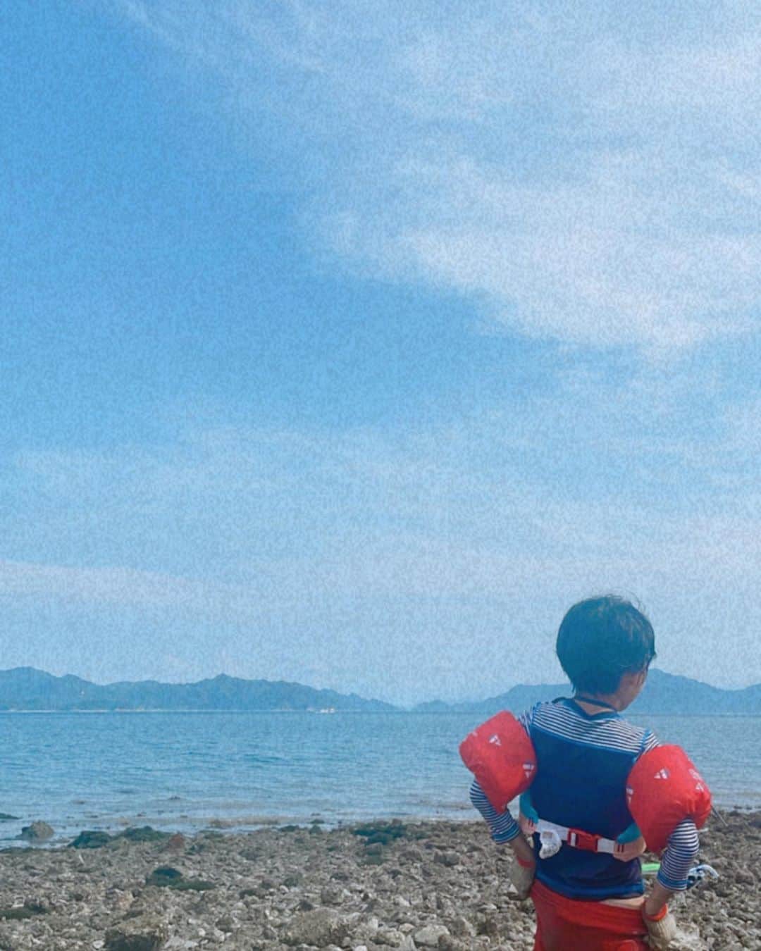 堀江直美さんのインスタグラム写真 - (堀江直美Instagram)「夏休みに入って海に山に忙しい息子👦🏻 遊び方がダイナミックで私もついて行くのに必死です🏃‍♀️笑  そして息子と駆け回る日は決まってセットアップ！ @hiand_official   山だろうか海だろうがもうこれしか無理🦀🐠🐚  日が暮れるまで沢山遊んだね🍉  #HIAND#ハイアンド#セットアップ#madeinjapan#帽子#帽子コーデ#サングラス#紫外線対策#夏休み#6歳男の子#ママコーデ#子育て#子育てママ#男の子ママ#hnhiand」8月17日 19時37分 - naomiiiiiiiiiiii