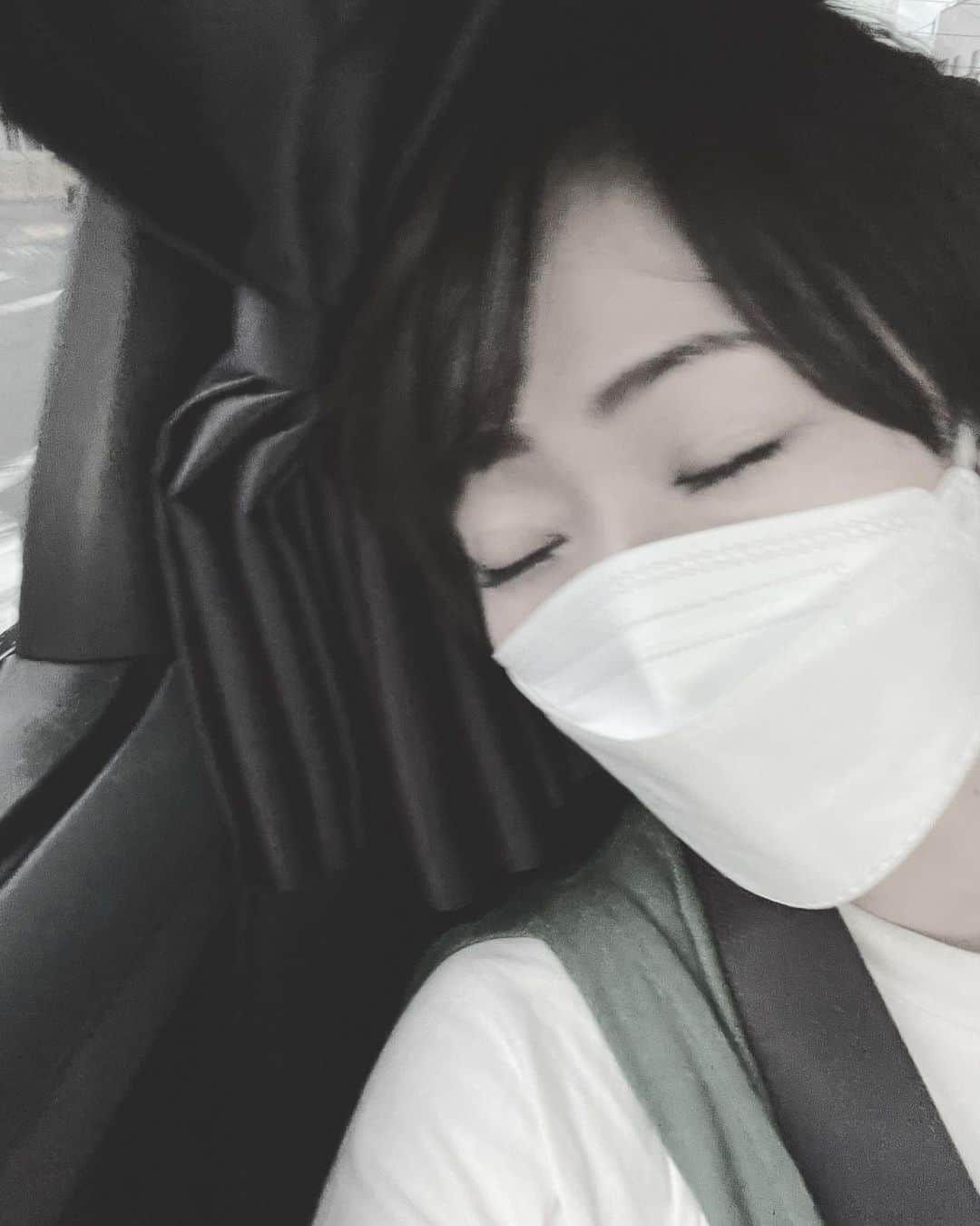 井上和香さんのインスタグラム写真 - (井上和香Instagram)「. 一昨日の朝から鼻がおかしい😢  何かに反応してるぞぉ？ なんのアレルギーだぁ？ よし、耳鼻がに行くかな。  . #ブタクサってもう時期なのかな #花粉症 #点鼻薬が欠かせません」8月17日 19時46分 - inoue_waka